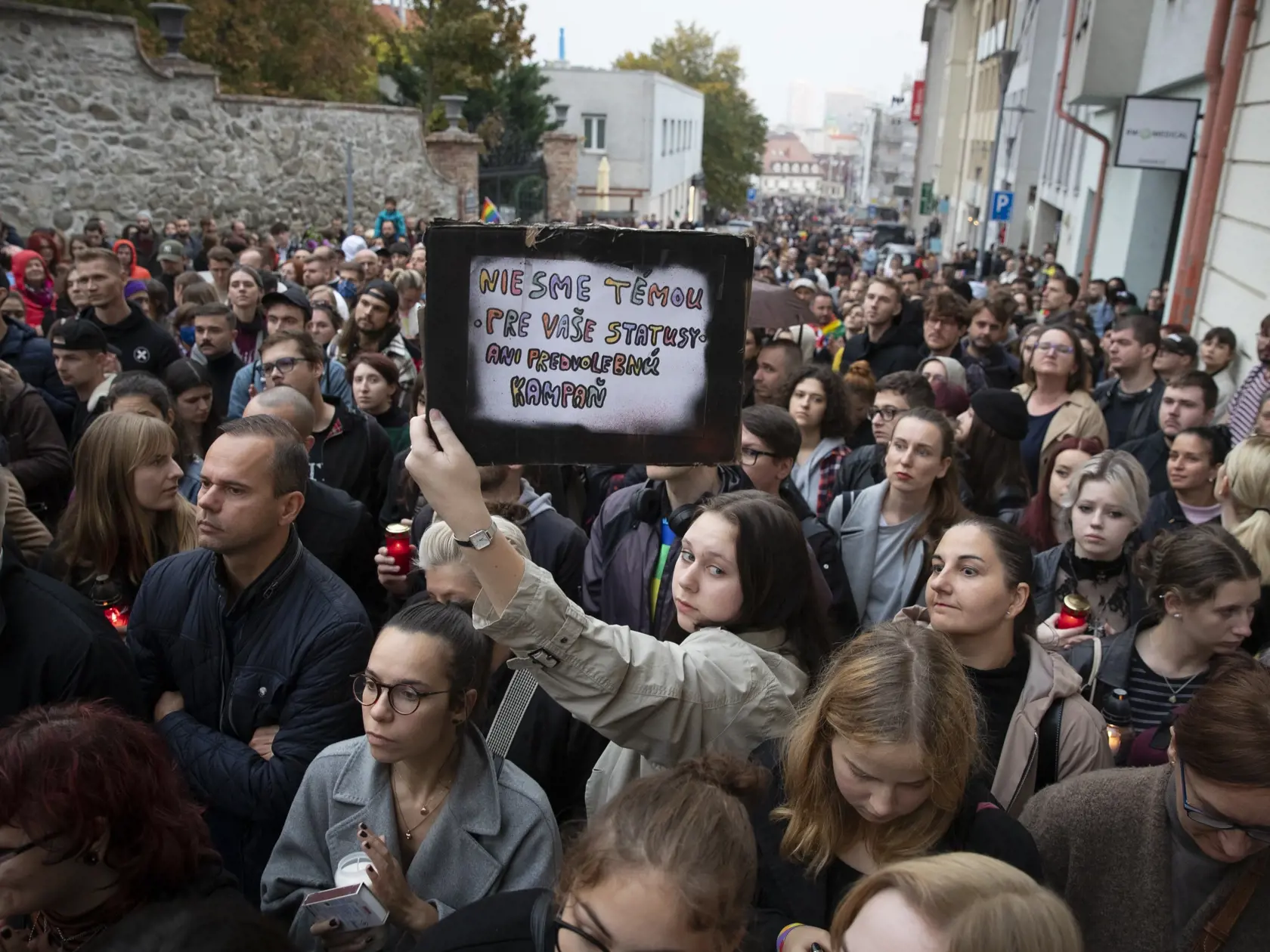 Spomienkový pochod za Matúša a Juraja, členov LGBT komunity, ktorých zastrelil radikalizovaný útočník v podniku Tepláreň na Zámockej ulici v Bratislave.