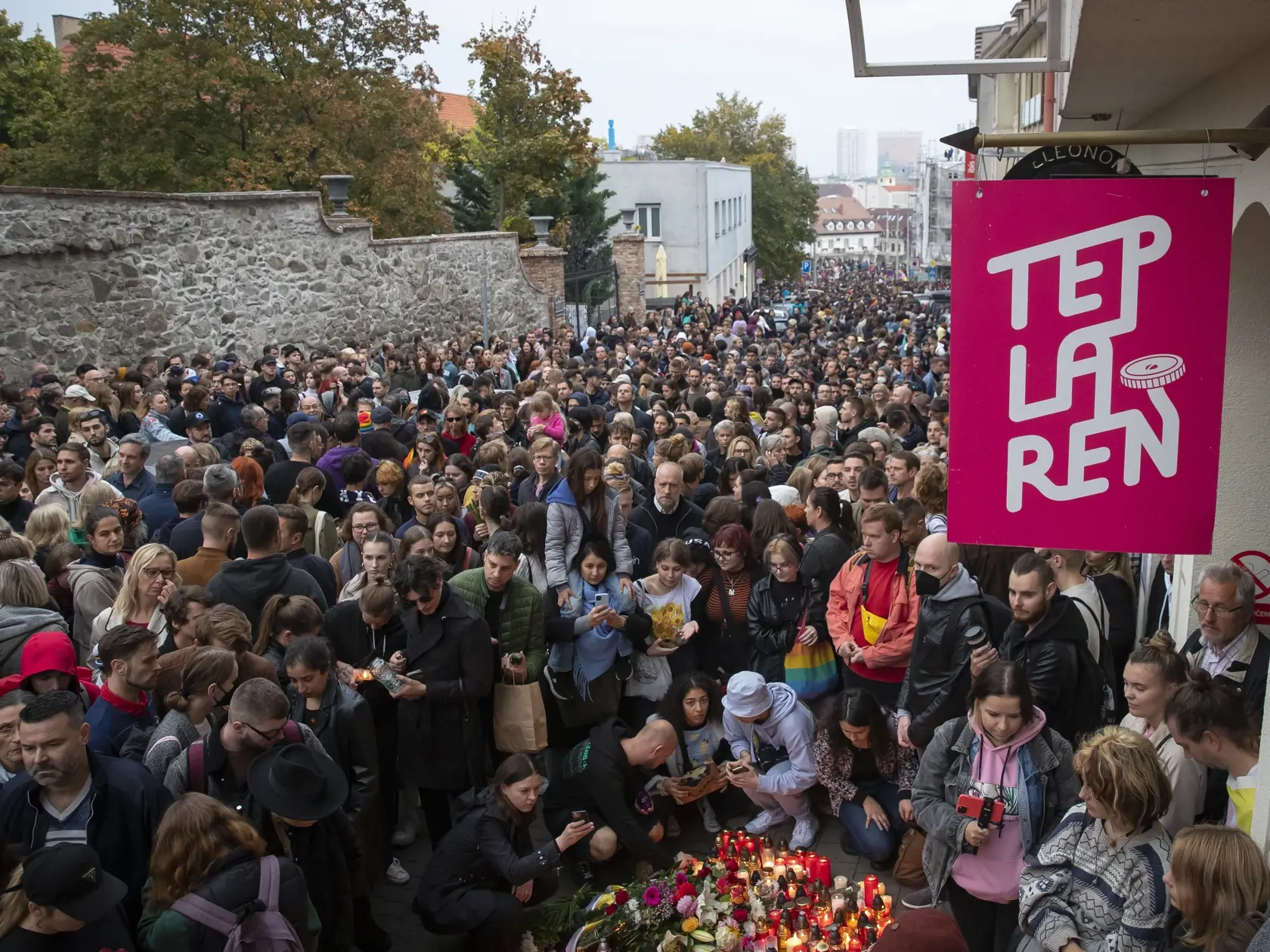 Spomienkový pochod za Matúša a Juraja, členov LGBT komunity, ktorých zastrelil radikalizovaný útočník v podniku Tepláreň na Zámockej ulici v Bratislave.