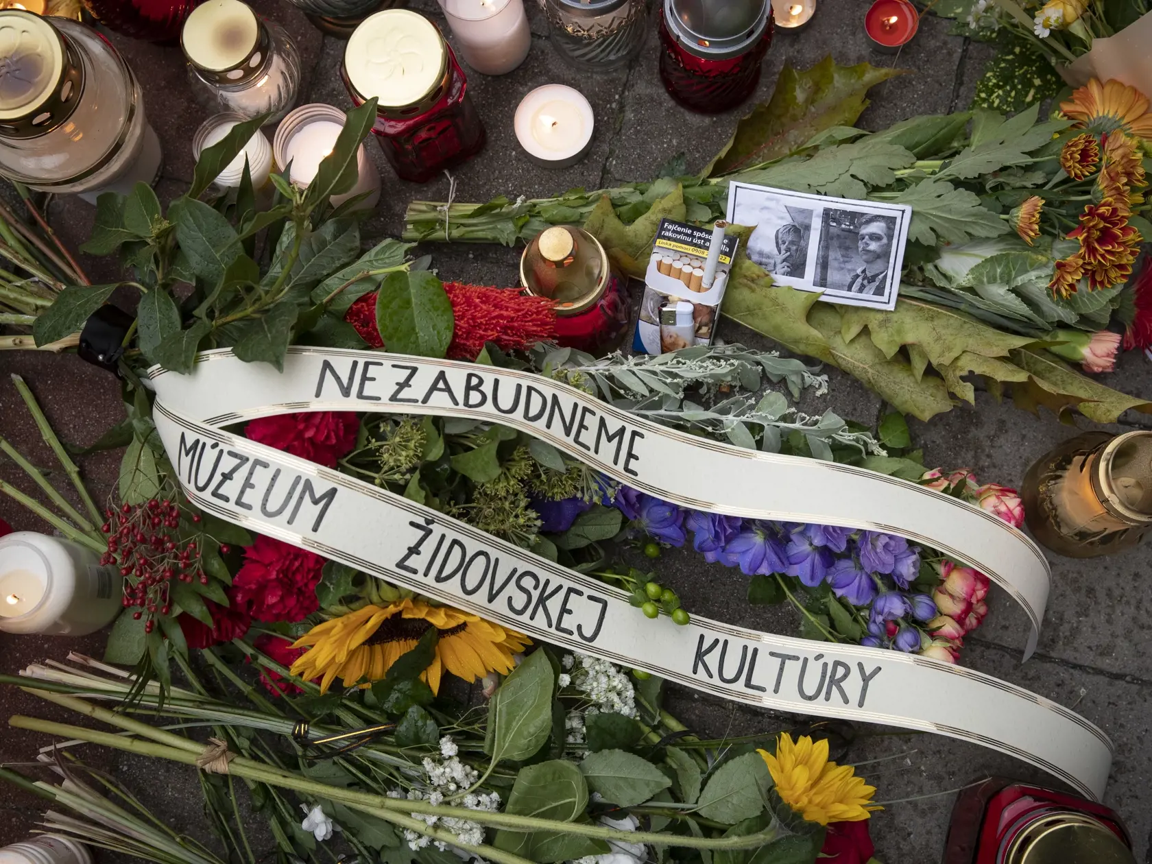 Spomienkový pochod za Matúša a Juraja, členov LGBT komunity, ktorých zastrelil radikalizovaný útočník v podniku Tepláreň na Zámockej ulici v Bratislave.