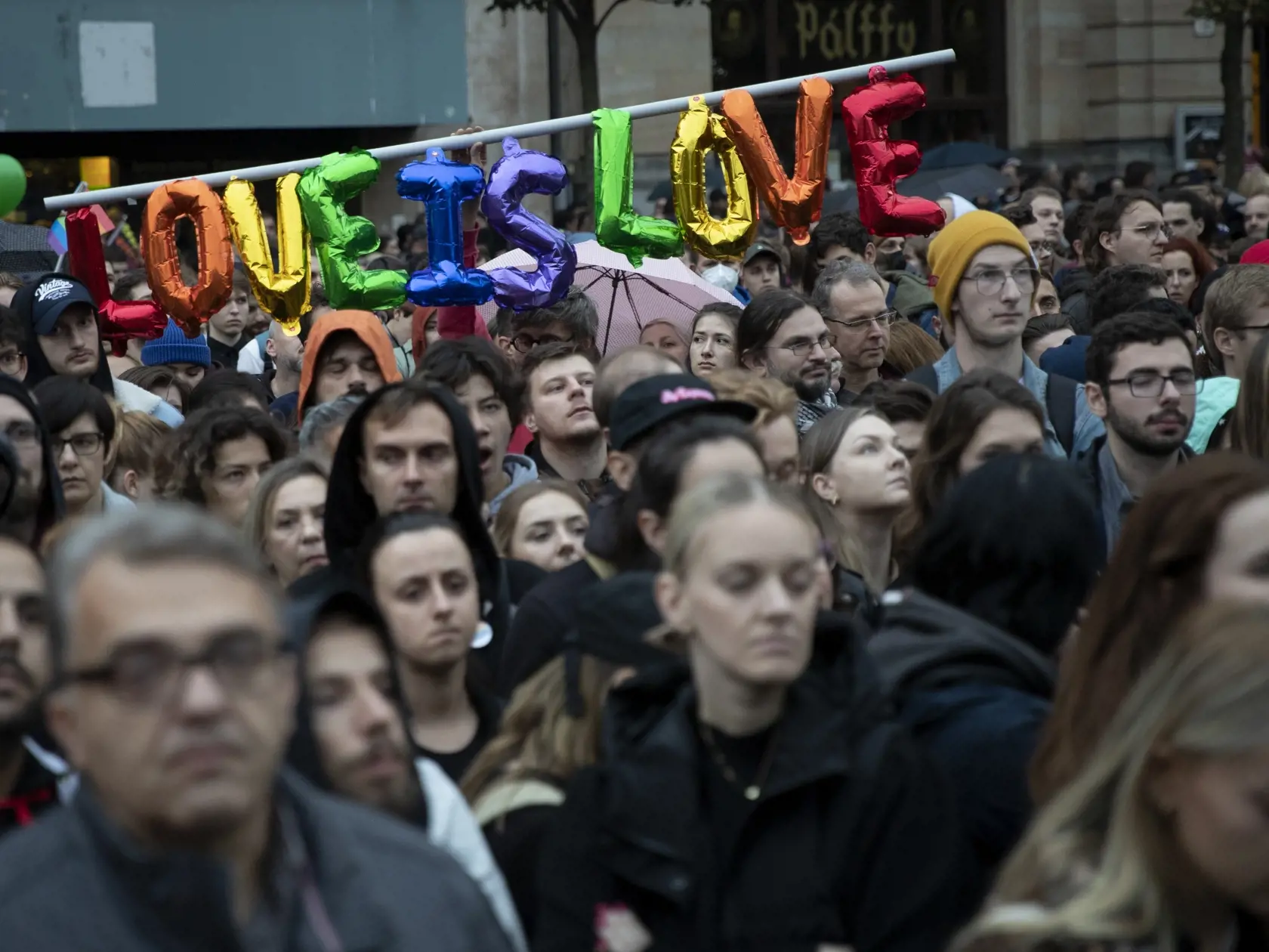 Spomienkový pochod za Matúša a Juraja, členov LGBT komunity, ktorých zastrelil radikalizovaný útočník v podniku Tepláreň na Zámockej ulici v Bratislave.