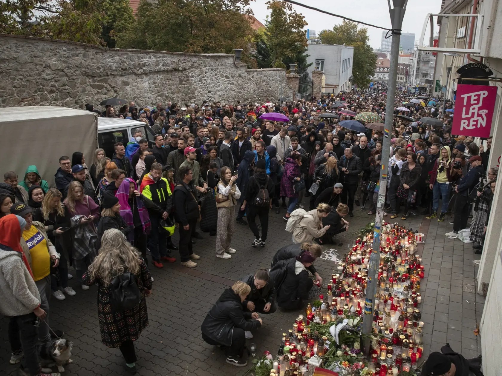 Spomienkový pochod za Matúša a Juraja, členov LGBT komunity, ktorých zastrelil radikalizovaný útočník v podniku Tepláreň na Zámockej ulici v Bratislave.