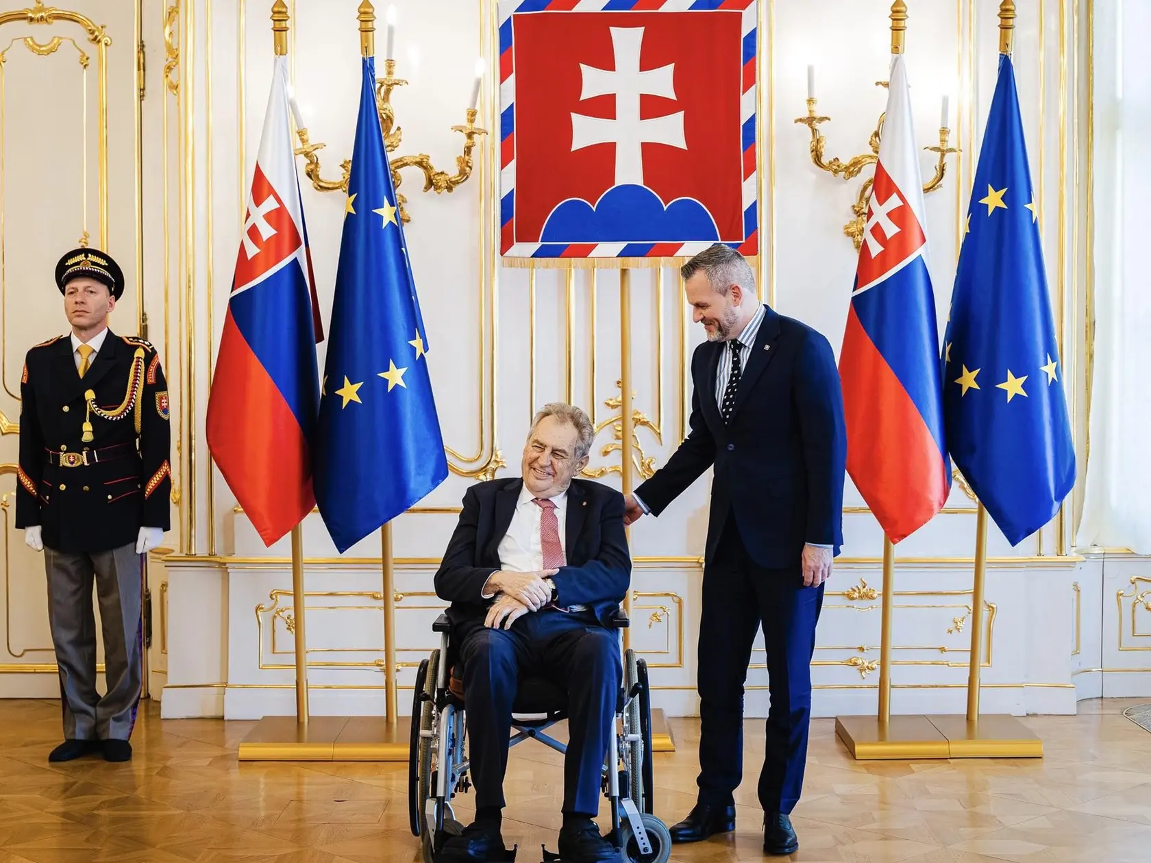 Prezident SR Peter Pellegrini a bývalý prezident Českej republiky Miloš Zeman si podávajú ruky počas prijatia v Prezidentskom paláci v Bratislave v piatok 11. apríla 2025.