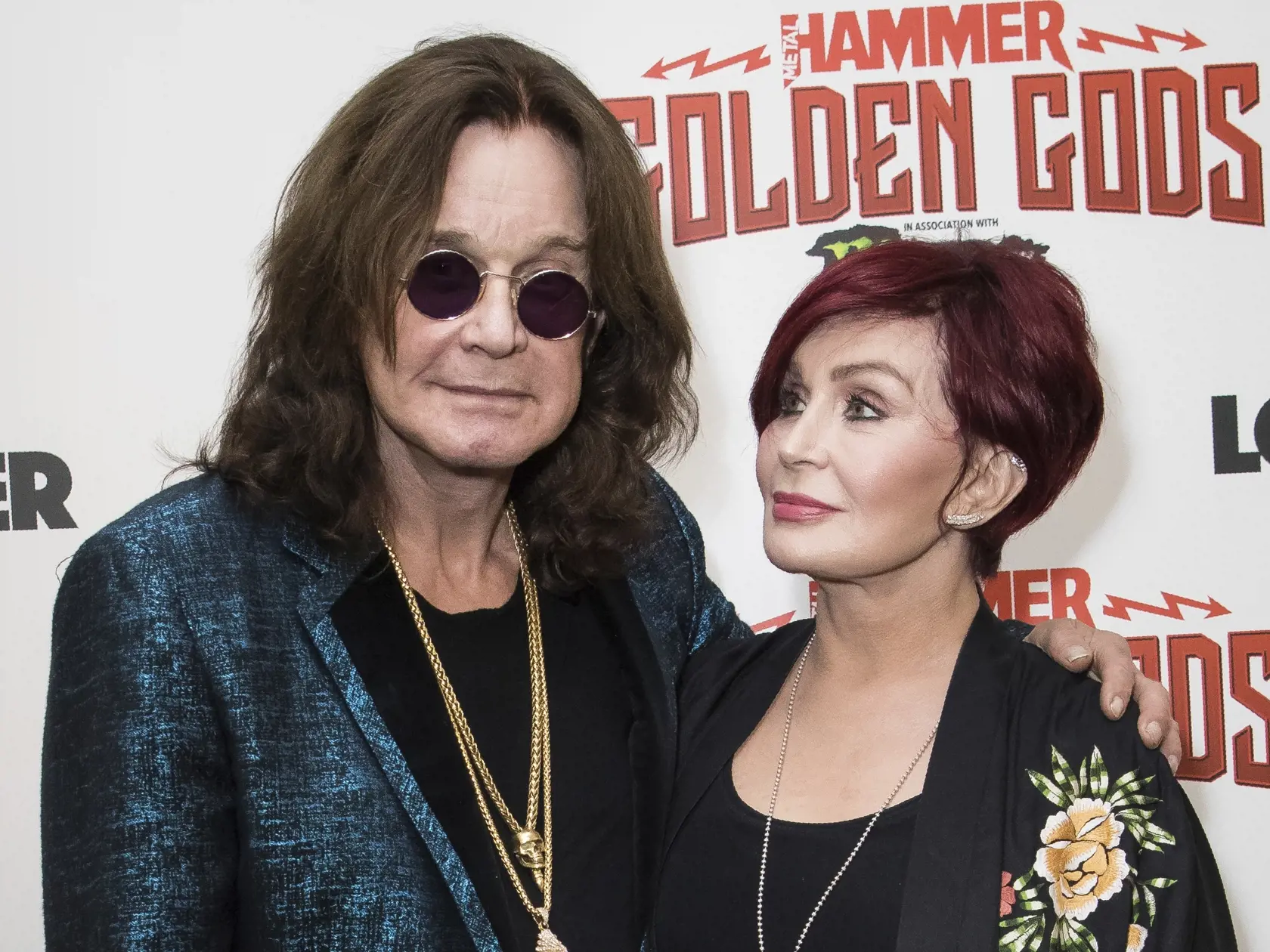 WA 23 archív Londýn - Na archívnej snímke z 11. júna 2018 britský spevák Ozzy Osbourne a jeho manželka Sharon Osbourneová pózujú počas odovzdávania hudobných cien Metal Hammer Golden God v Londýne. Sedemdesiatjedenročný držiteľ Grammy, známy pôsobením v heavy metalovej skupine Black Sabbath, trpí Parkinsonovou chorobou. Oznámil to samotný spevák počas rozhovoru v televíznej relácii Dobré ráno, Amerika. Rozhovor televízia odvysielala v utorok 21. januára 2020. Diagnózu sa spevák dozvedel vlani na