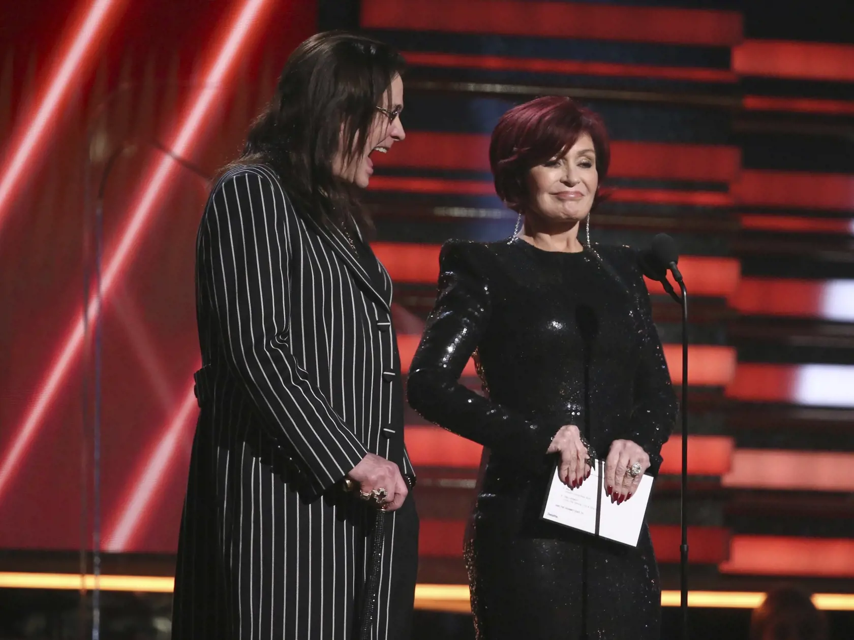WA 39 Los Angeles - Britský hardrockový spevák Ozzy Osbourne a jeho manželka Sharon stoja na pódiu na udeľovaní 62. hudobných cien Grammy pre rok 2020, ktoré sa konalo v losangeleskej aréne Staples Center 26. januára 2020. FOTO TASR/AP  

Ozzy Osbourne, left, and Sharon Osbourne present the award for best rap/sung performance at the 62nd annual Grammy Awards on Sunday, Jan. 26, 2020, in Los Angeles. (Photo by Matt Sayles/Invision/AP)
