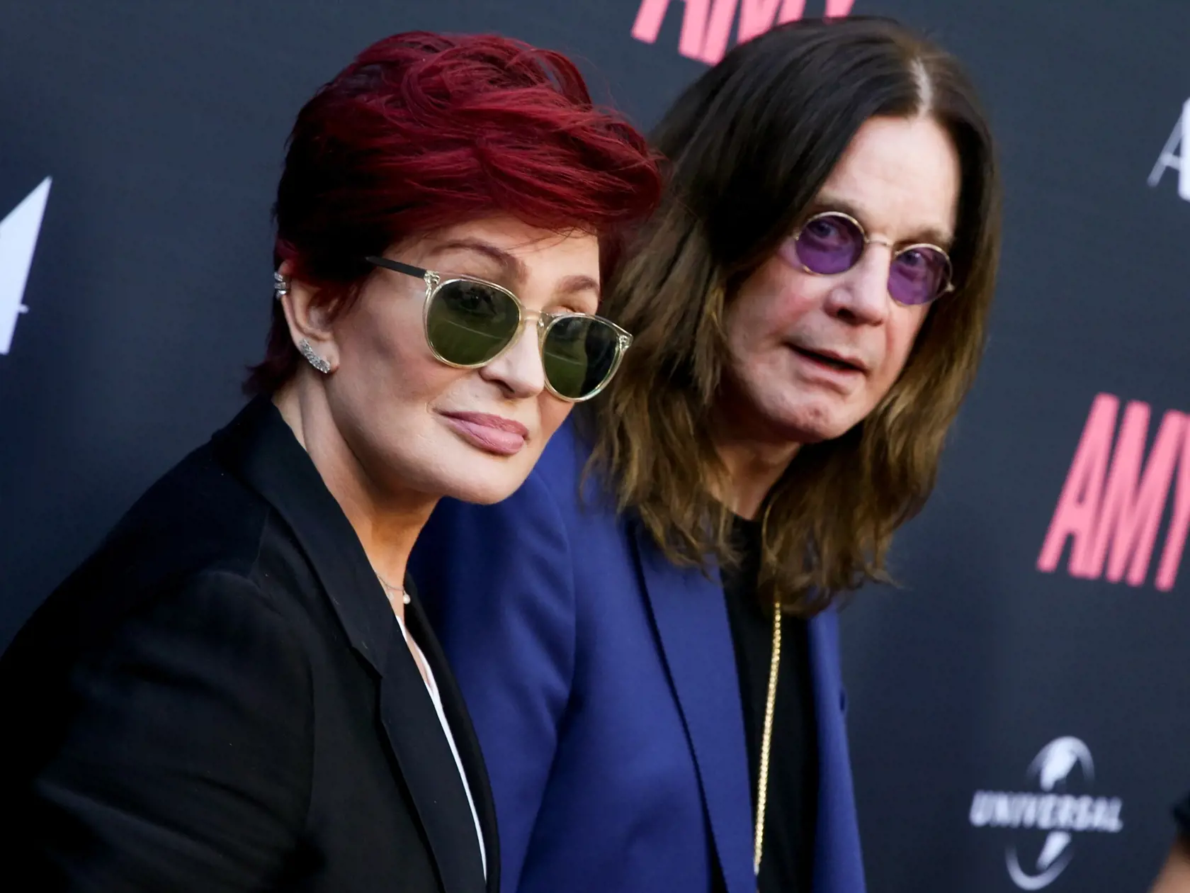 Sharon Osbourneová (vľavo) a Ozzy Osbourne pózujú fotografom počas príchodu na premiéru filmu "Amy"v americkom Los Angeles 25. júna 2015.