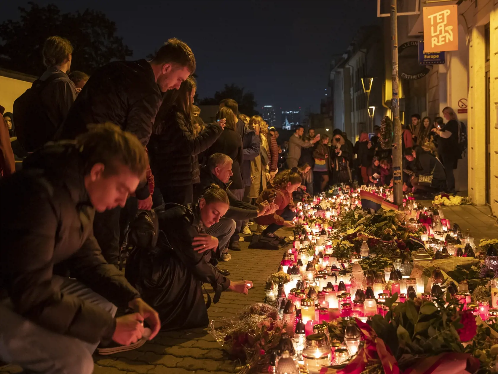 Spomienkový pochod za Matúša a Juraja, členov LGBT komunity, ktorých zastrelil radikalizovaný útočník v podniku Tepláreň na Zámockej ulici v Bratislave. 