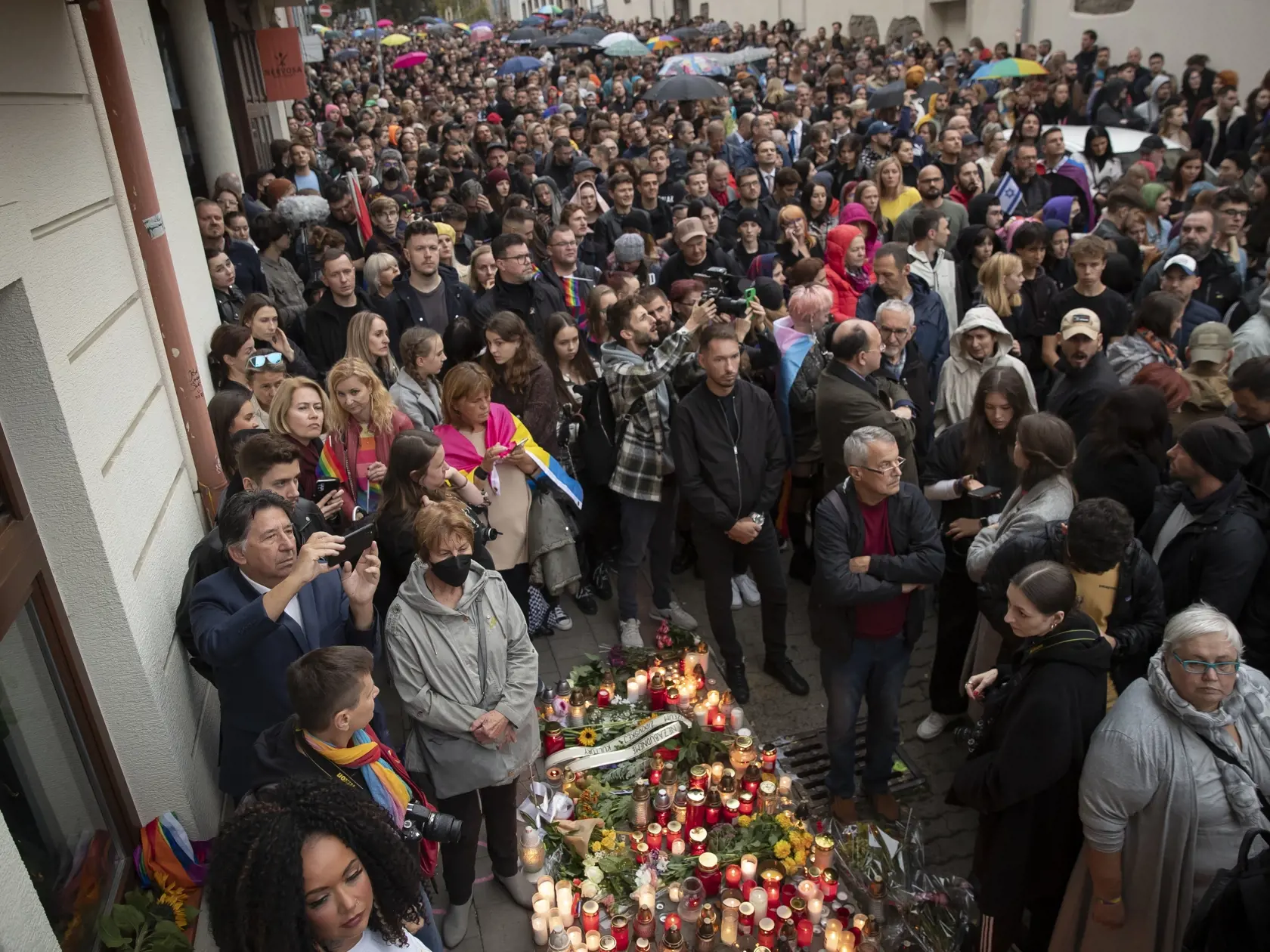 Spomienkový pochod za Matúša a Juraja, členov LGBT komunity, ktorých zastrelil radikalizovaný útočník v podniku Tepláreň na Zámockej ulici v Bratislave.