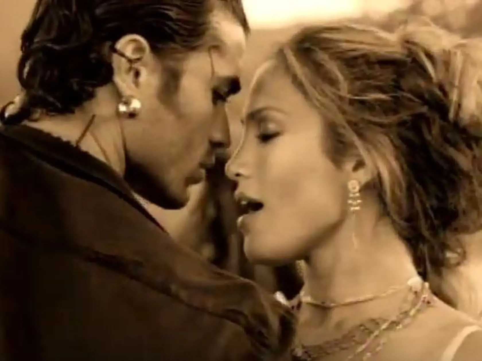 Vo videoklipe Ain´t It Funny zvádzal Jennifer Lopez.