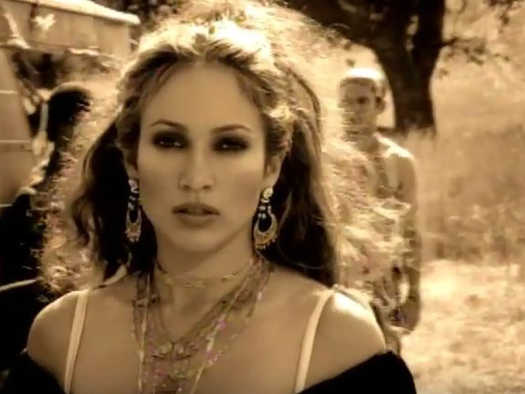 Vo videoklipe Ain´t It Funny zvádzal Jennifer Lopez.
