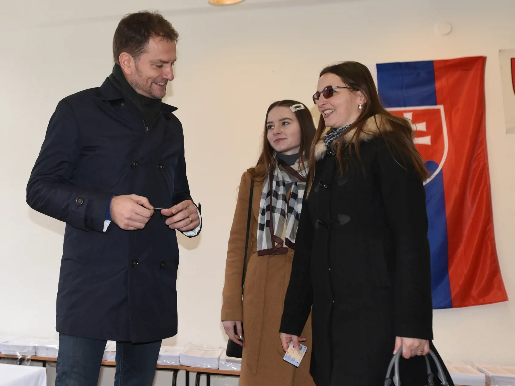 Na snímke zľava Igor Matovič, jeho dcéra Klára a jeho žena Pavlína vo volebnej miestnosti vo voľbách do Národnej rady SR v Trnave 29. februára 2020. FOTO TASR - Lukáš Grinaj
