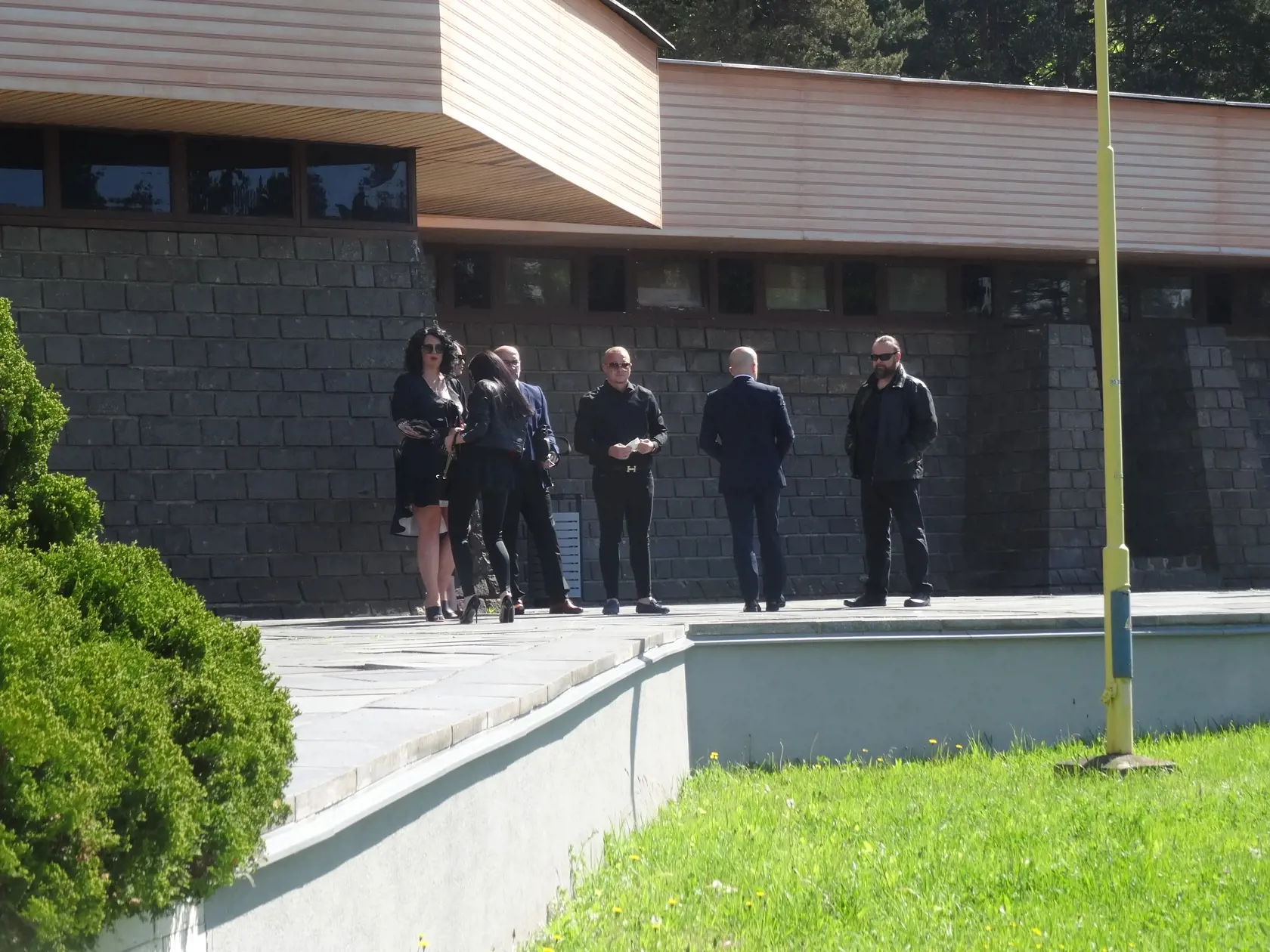 Chrbtom otočená vo zvláštnej póze je Boržova dcéra Simona. Svoju tvár pred fotoaparátom skrýval aj advokát nebohého Tibor Bacsó. (druhy sprava)