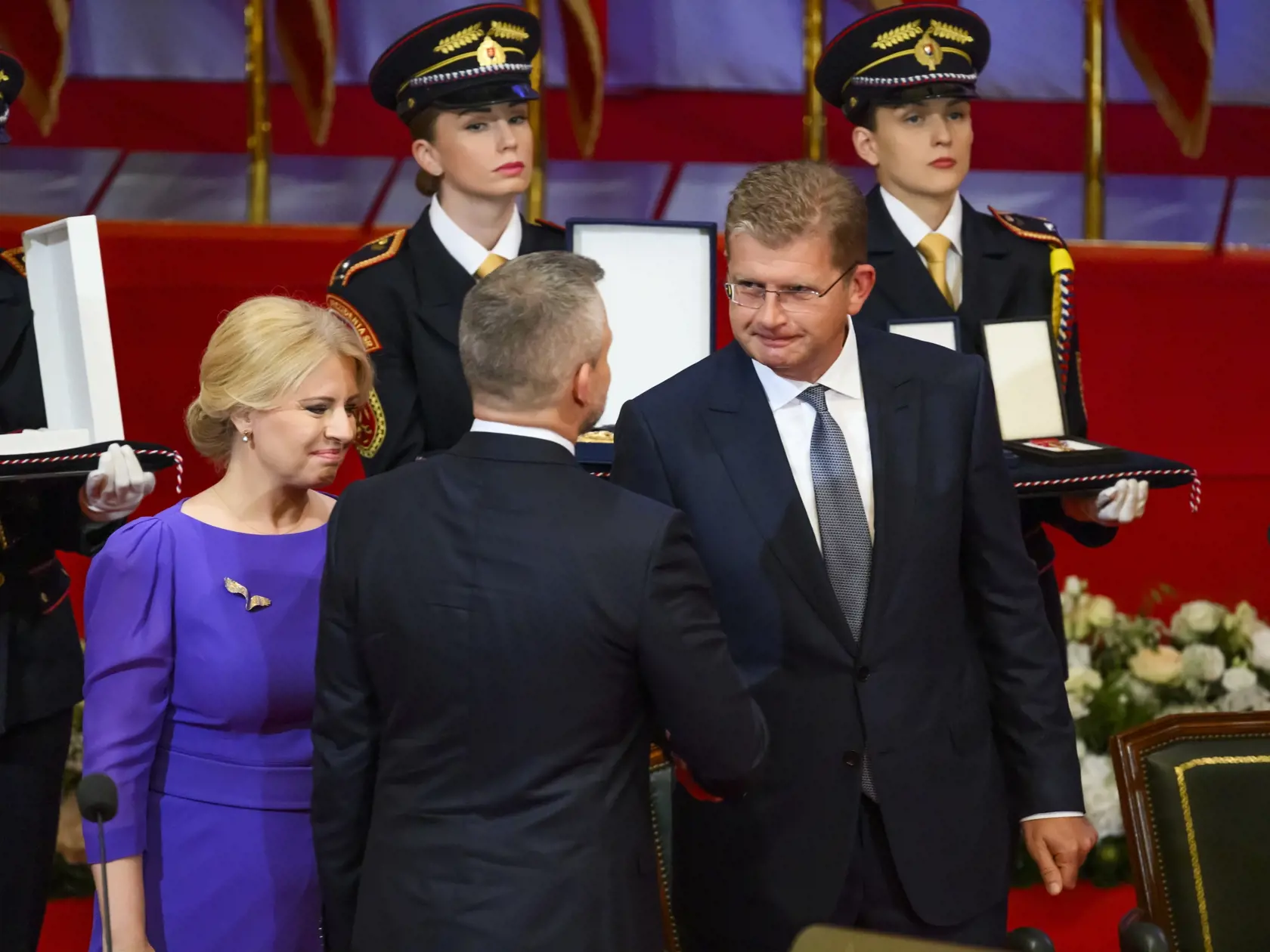 Na snímke uprostred prezident SR Peter Pellegrini si podáva ruku s podpredsedom Národnej rady SR Petrom Žigom (Hlas-SD) (vpravo), ktorý je poverený jej vedením a s bývalou prezidentkou SR Zuzanou Čaputovou (vľavo) počas slávnostnej schôdze Národnej rady SR pri príležitosti zloženia sľubu prezidenta SR v priestoroch budovy Slovenskej filharmónie 15. júna 2024 v Bratislave. FOTO TASR - Jaroslav Novák