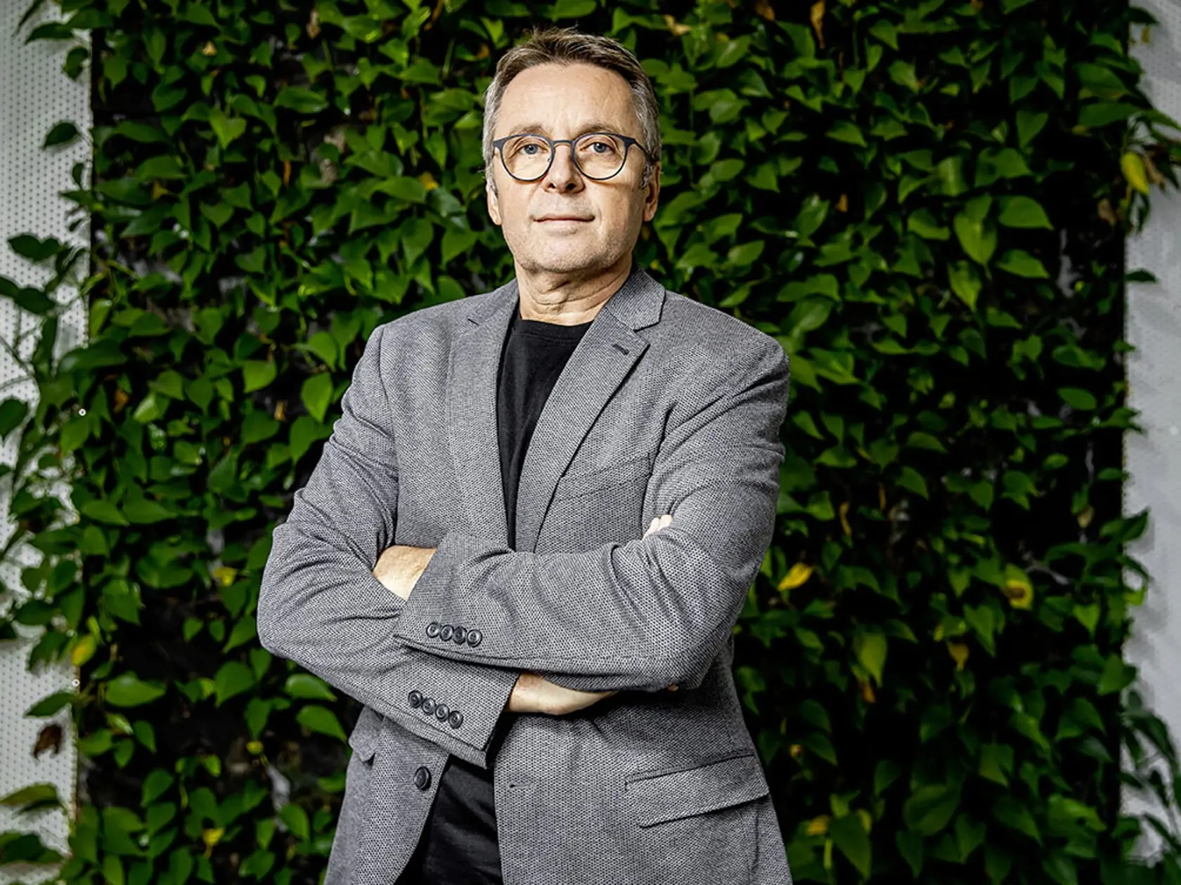 Podľa slov Mikloša o odchode nerokoval. "Informoval som ho o svojom rozhodnutí prostredníctvom textovej správy ešte v stredu minulý týždeň. Bolo pre mňa prekvapením, že napriek všetkému, čo sa za posledné dva roky udialo, Richard Sulík zjavne nezmenil názory na predmetnú problematiku," uviedol.