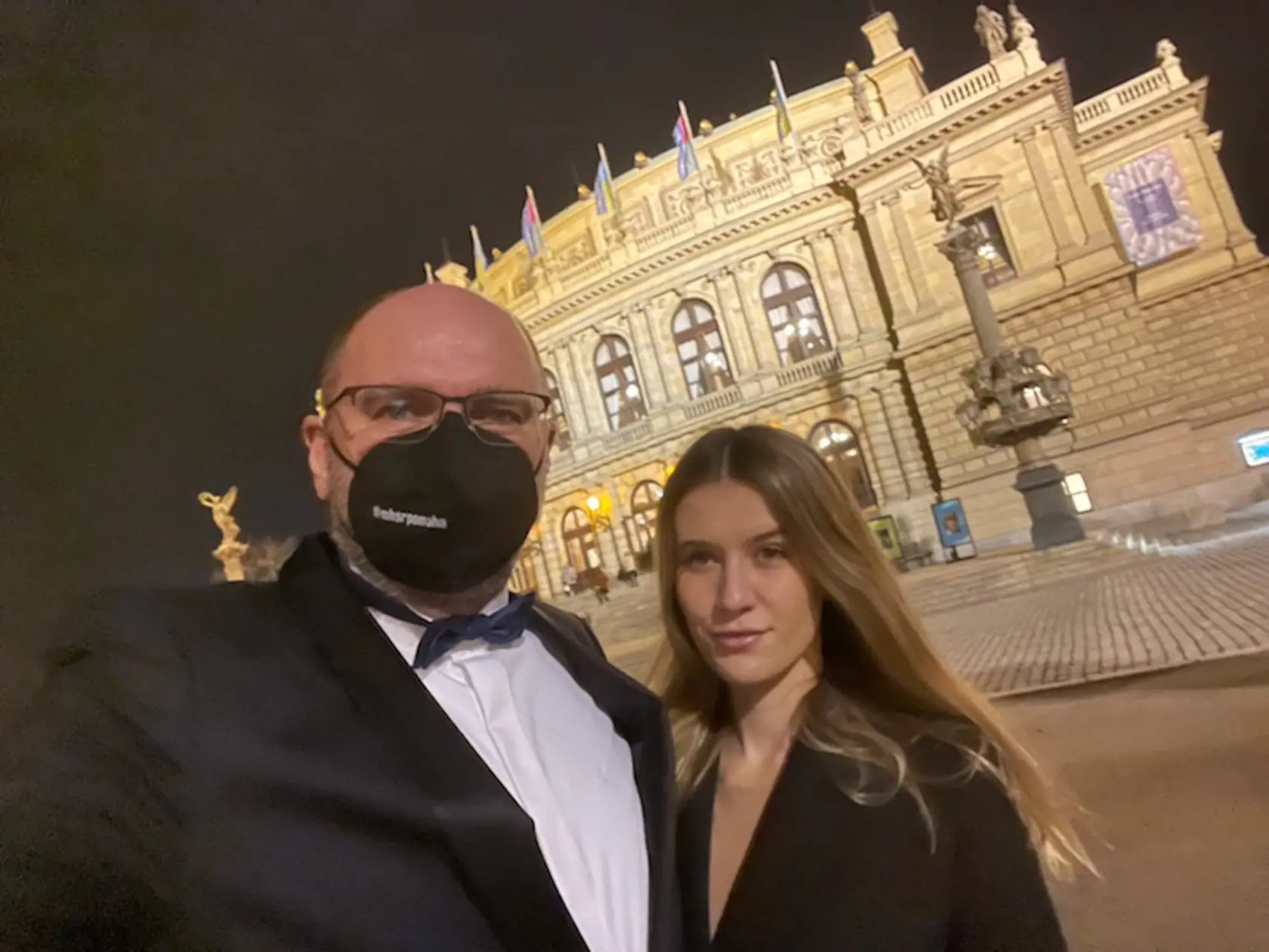 „Dostal som parádny darček od Janky Cigánikovej – vstupenku pre mňa a moju dcéru na koncert mojej obľúbenej huslistky Anne Sophie Mutter, vrátane krátkeho rozhovoru s hviezdou večera. „Skvelý zážitok:),“ prezradil Richard Sulík pre Plus JEDEN DEŇ. Na snímke s dcérou.