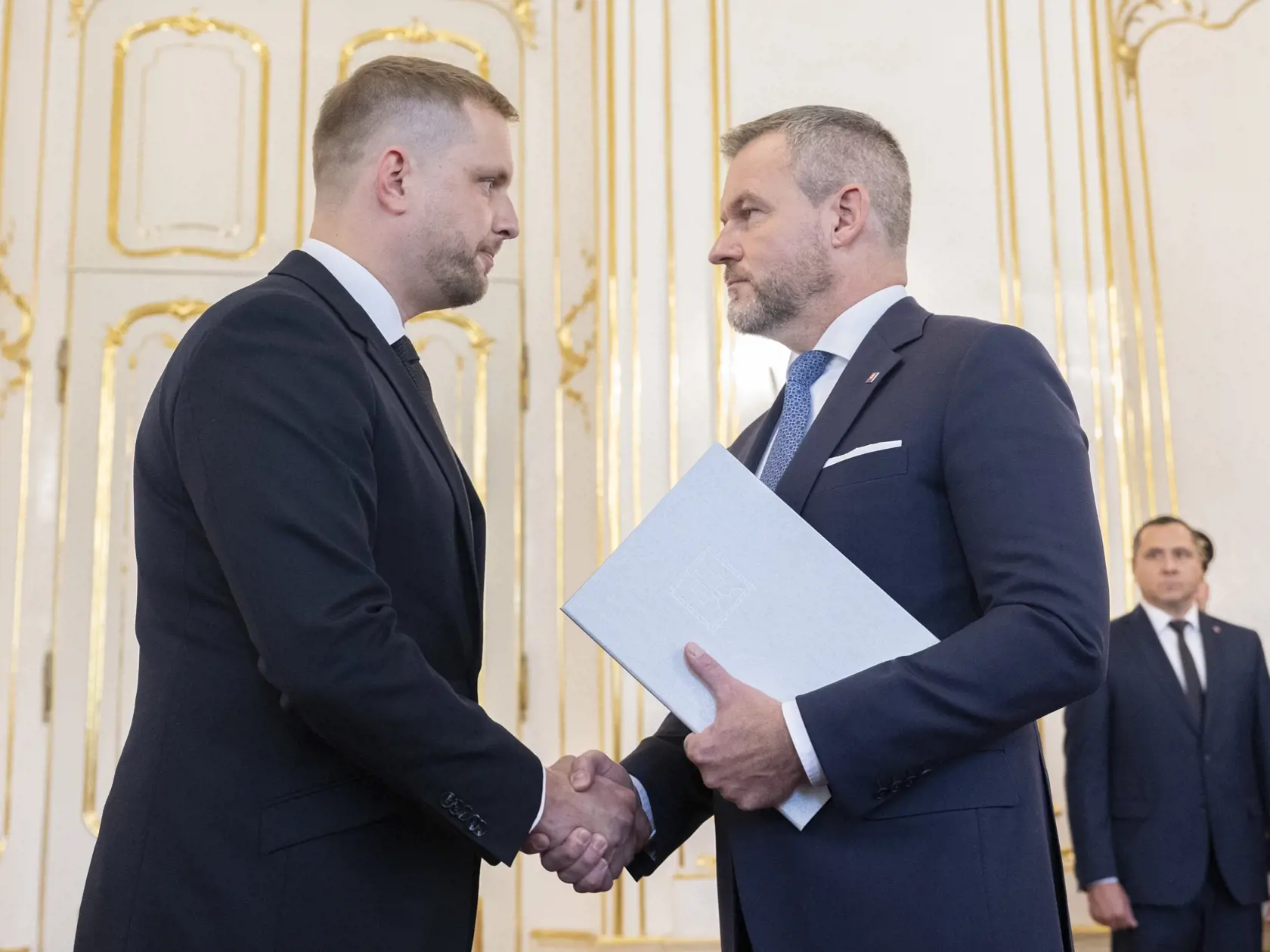 Na snímke Kamil Šaško (vľavo, Hlas-SD), ktorého prezident Peter Pellegrini (vpravo) vymenoval za nového ministra zdravotníctva v Prezidentskom paláci v Bratislave vo štvrtok 10. októbra 2024. Vo funkcii nahradil stranícku kolegyňu Zuzanu Dolinkovú. Dolinková oznámila svoj koniec vo funkcii minulý týždeň. Rozhodnutie odôvodnila tým, že necíti podporu pre presadzovanie svojich cieľov a opatrení na zlepšenie zdravotníctva. Kritizovala okrem iného aj schválenie konsolidačných opatrení v parlamente. Kamil Šaško pôsobil ako štátny tajomník na ministerstve hospodárstva. Vláda ho z tejto pozície odvolala v stredu 9. októbra. FOTO TASR - Martin Baumann
