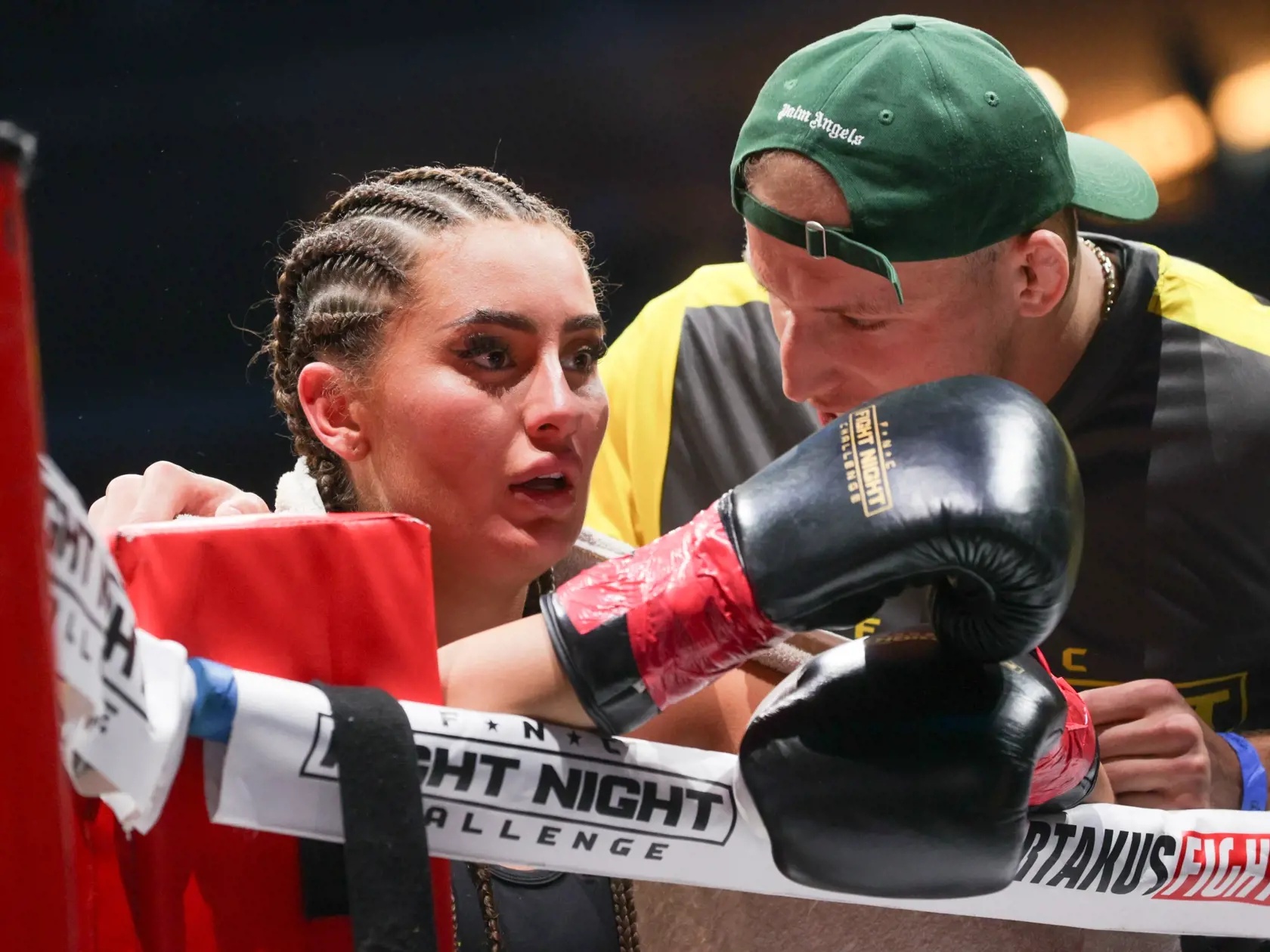 Lenka Tejbusová sa v ringu Fight Night Challenge pobila s ,,Kollárovou" Pimpinočkou. Pimpa vyhrala.