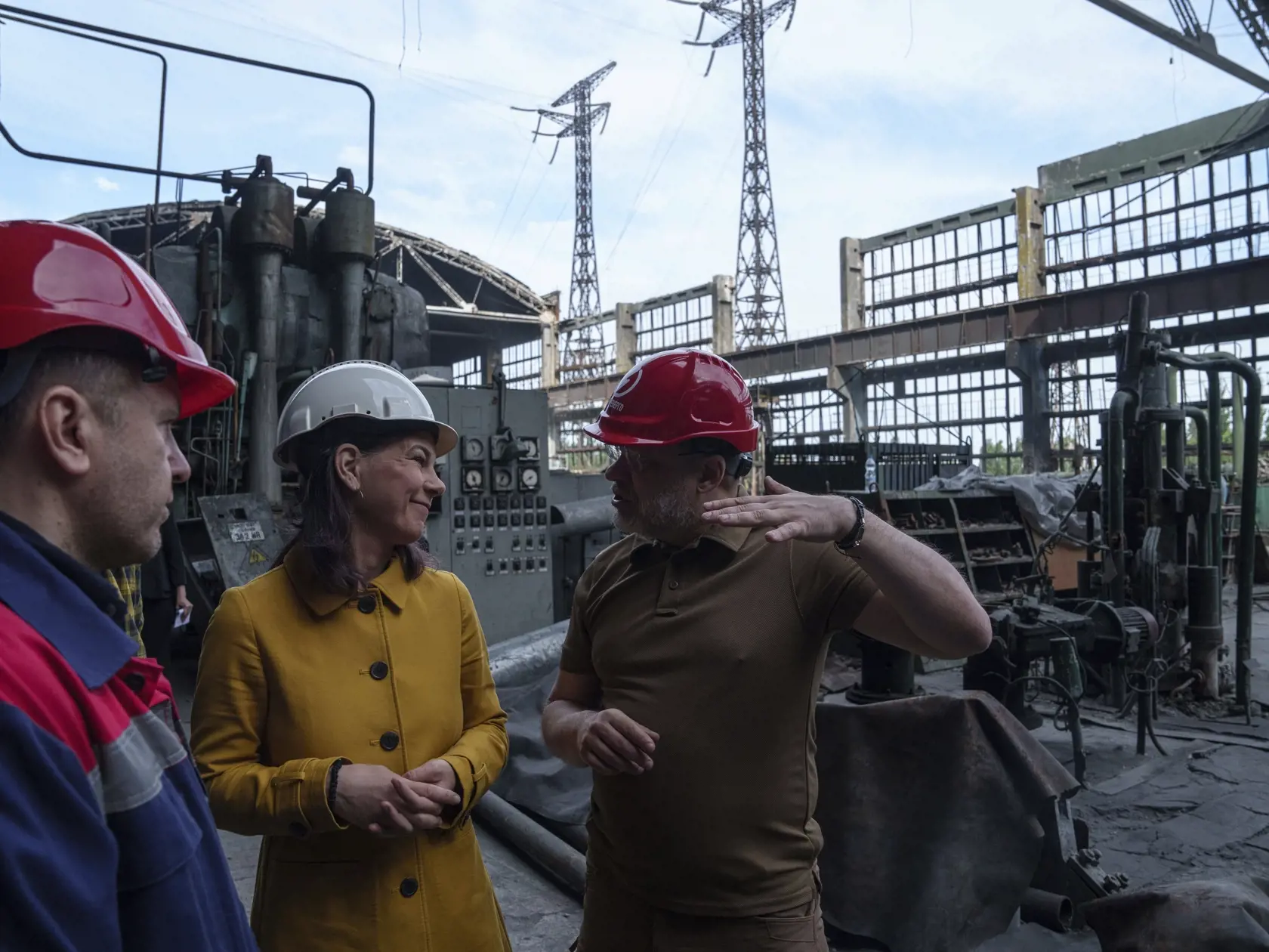 KK41 - Nemecká ministerka zahraničných vecí Annalena Baerbocková sa rozpráva s ukrajinským ministrom energetiky Hermanom Haluščenkom počas jej oficiálnej návštevy tepelnej elektrárne na Ukrajine, ktorá bola zničená počas ruského útoku 21. mája 2024. FOTO TASR/AP
German's Foreign Minister Annalena Baerbock speaks to Ukrainian Energy Minister Herman Halushchenko during official visit to a thermal power plant which was destroyed by a Russian rocket attack in Ukraine, Tuesday, May 21, 2024. (AP Phot