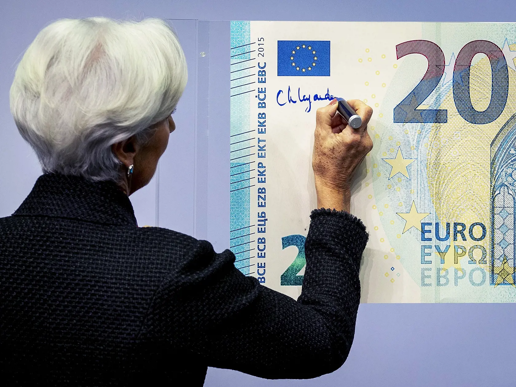 Nová prezidentka Európskej centrálnej banky (ECB) Christine Lagardeová sa podpisuje na zväčšenú 20-eurovú bankovku v sídle ECB vo Frankfurte nad Mohanom 27. novembra 2019.