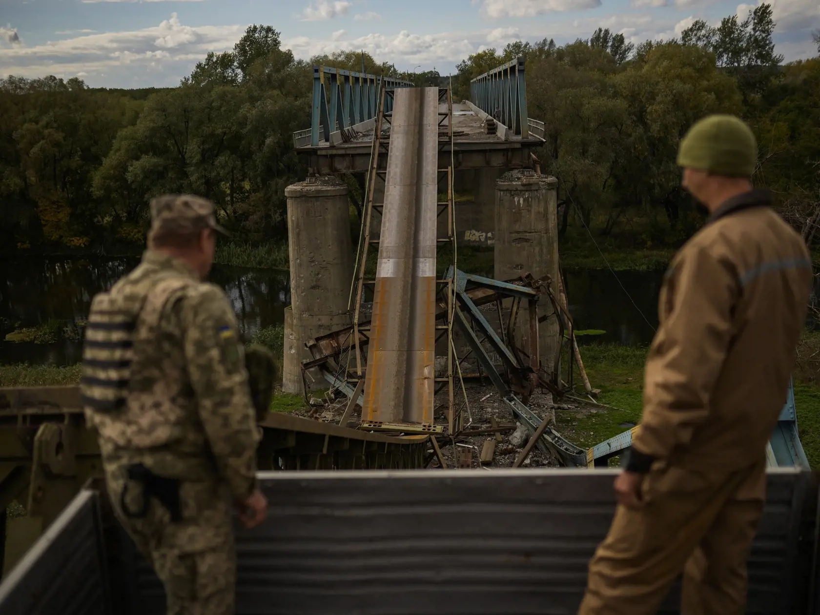 WA 17 Izium - Ukrajinskí vojaci odstraňujú kovové kusy konštrukcie mosta poškodeného počas bojov s ruskými jednotkami v nedávno oslobodenom meste Izium na východe Ukrajiny v pondelok 3. októbra 2022. FOTO TASR/AP


Ukrainian soldiers remove metal structure pieces as they work on a bridge damaged during fighting with Russian troops in Izium, Ukraine, Monday, Oct. 3, 2022. (AP Photo/Francisco Seco)