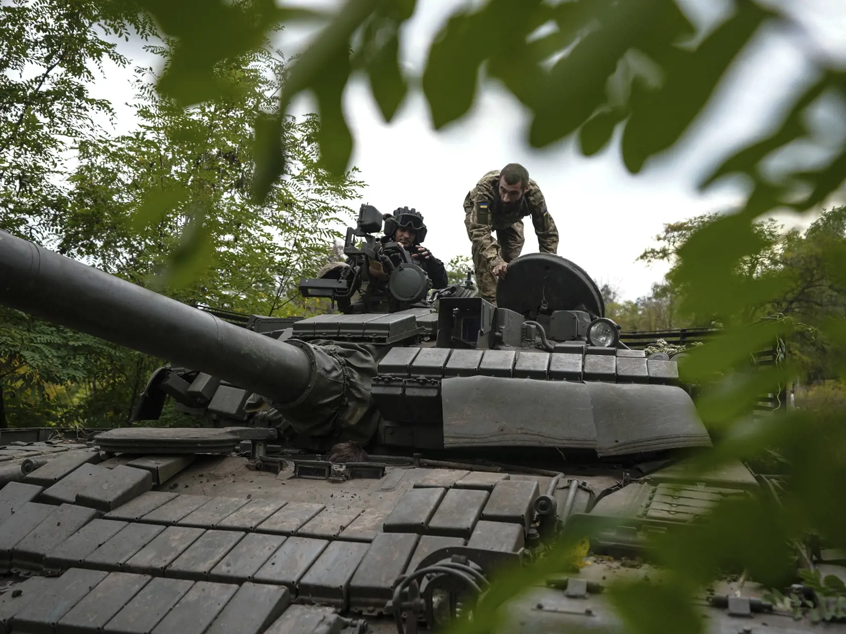 WA 43 Bachmut - Ukrajinskí vojaci sedia na tanku T-80, ktorý podľa nich ukoristili ruskej armáde počas bojov v meste Bachmut v Doneckej oblasti na východe Ukrajiny v nedeľu 2. októbra 2022. FOTO TASR/AP 

Ukrainian servicemen sit on T-80 tank that they claimed had been captured from the Russian army in Bakhmut, Ukraine, Sunday, Oct. 2, 2022. (AP Photo/Inna Varenytsia)