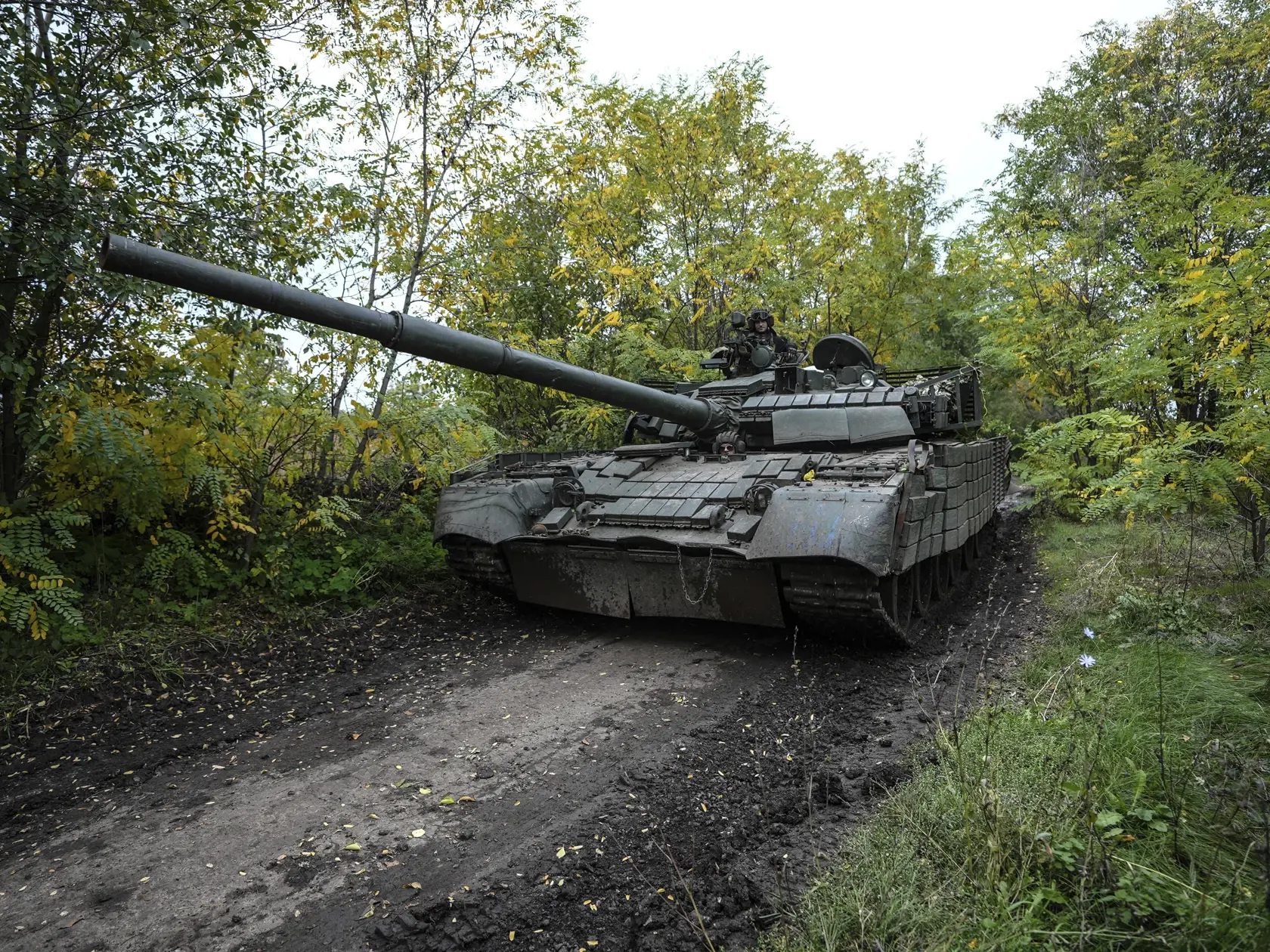 WA 42 Bachmut - Ukrajinskí vojaci riadia tank T-80, ktorý podľa nich ukoristili ruskej armáde počas bojov v meste Bachmut v Doneckej oblasti na východe Ukrajiny v nedeľu 2. októbra 2022. FOTO TASR/AP 

Ukrainian servicemen drive a T-80 tank that they claimed had been captured from the Russian army, in Bakhmut, Ukraine, Sunday, Oct. 2, 2022. (AP Photo/Inna Varenytsia)