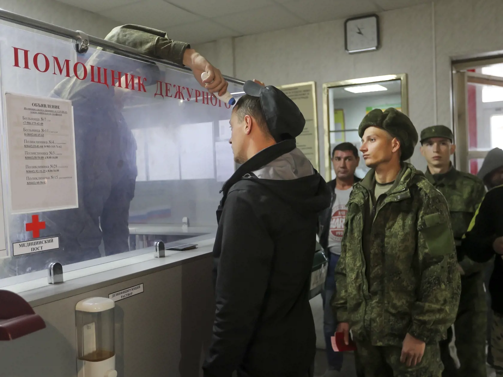 WA 66 Volgograd - Ruský dôstojník meria telesnú teplotu brancov počas registrácie vo vojenskom náborovom centre v ruskom Volgograde v sobotu 24. septembra 2022. Ruský prezident Vladimir Putin v stredu v televíznom prejave oznámil čiastočnú mobilizáciu obyvateľstva v Rusku. Ide o prvú vojenskú mobilizáciu od druhej svetovej vojny. FOTO TASR/AP  

A Russian officer checks the temperature of recruits as they lineup to be registered at a military recruitment center in Volgograd, Russia, Saturday, Se