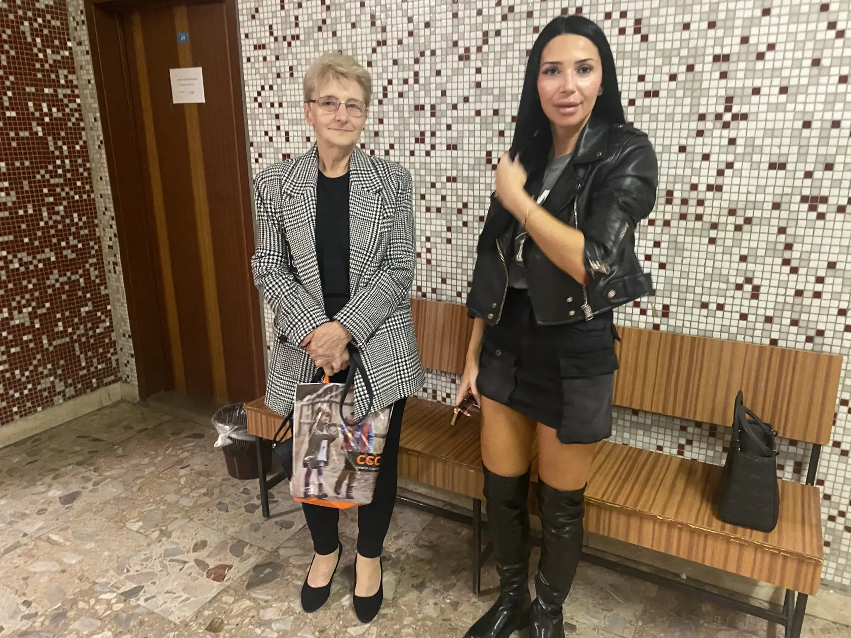 Anežka Ongáľová s vnučkou Simonou Borženskou prišli na súd zbytočne. Pojednávanie sa nekonalo.