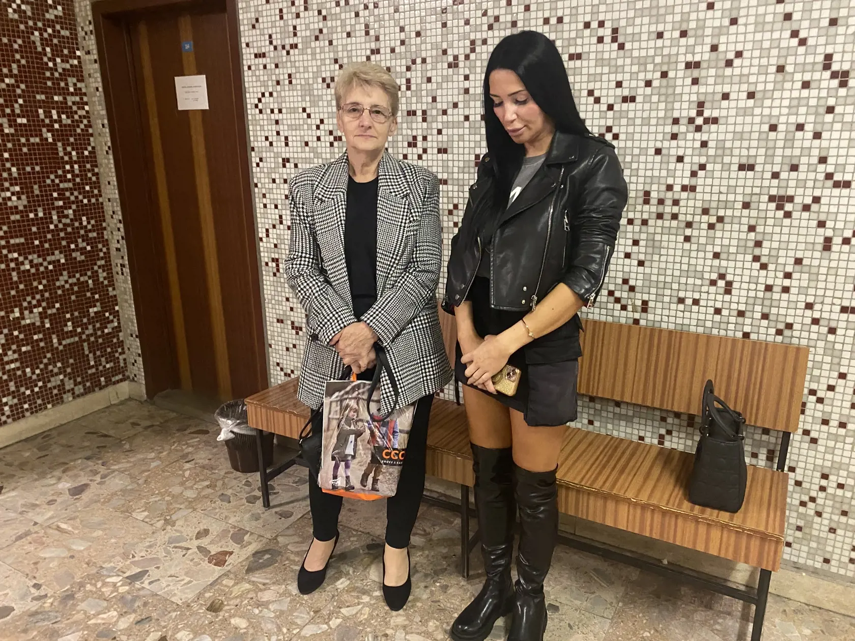 Anežka Ongáľová s vnučkou Simonou Borženskou prišli na súd zbytočne. Pojednávanie sa nekonalo.