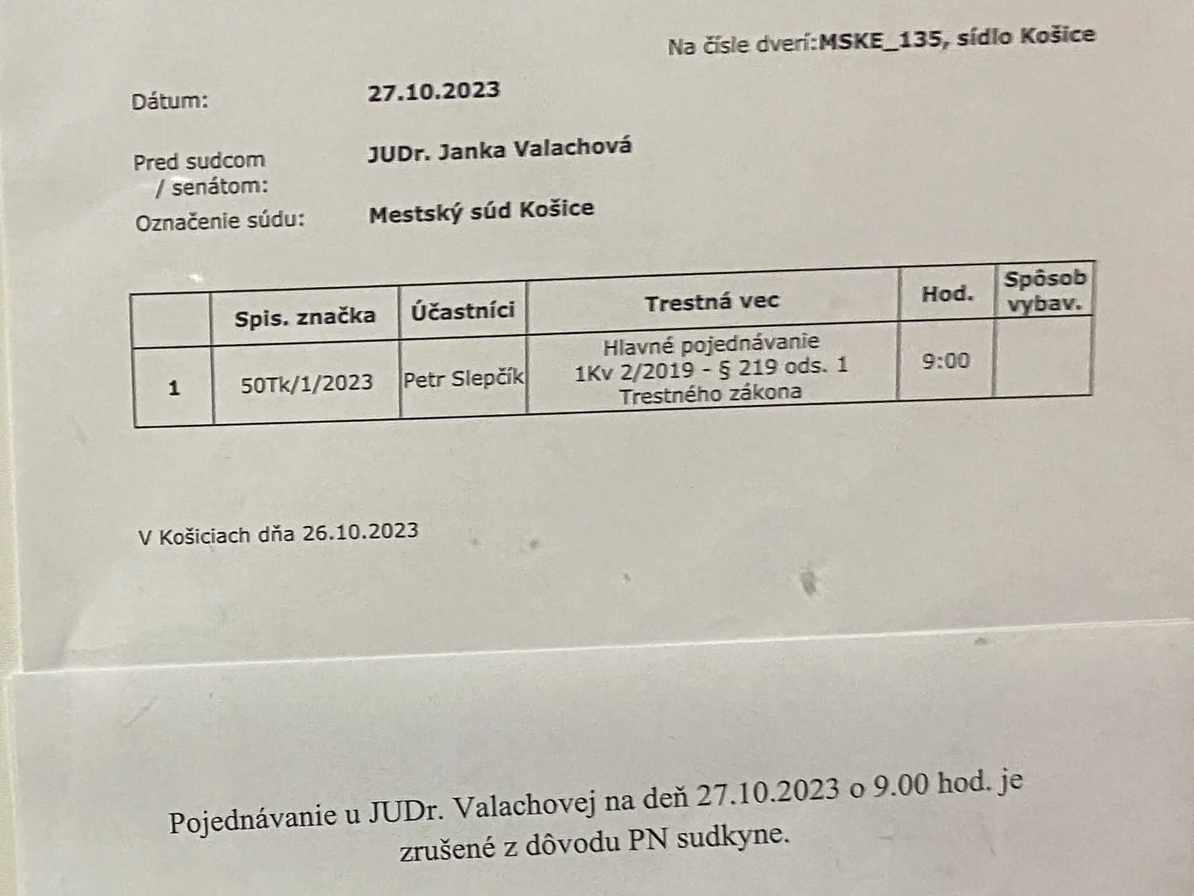 Oznam o zrušení pojednávania. Poškodenej Anežke Ongáľovej sa nikto zo súdu neunúval dať vedieť, že nemusí na súd chodiť.