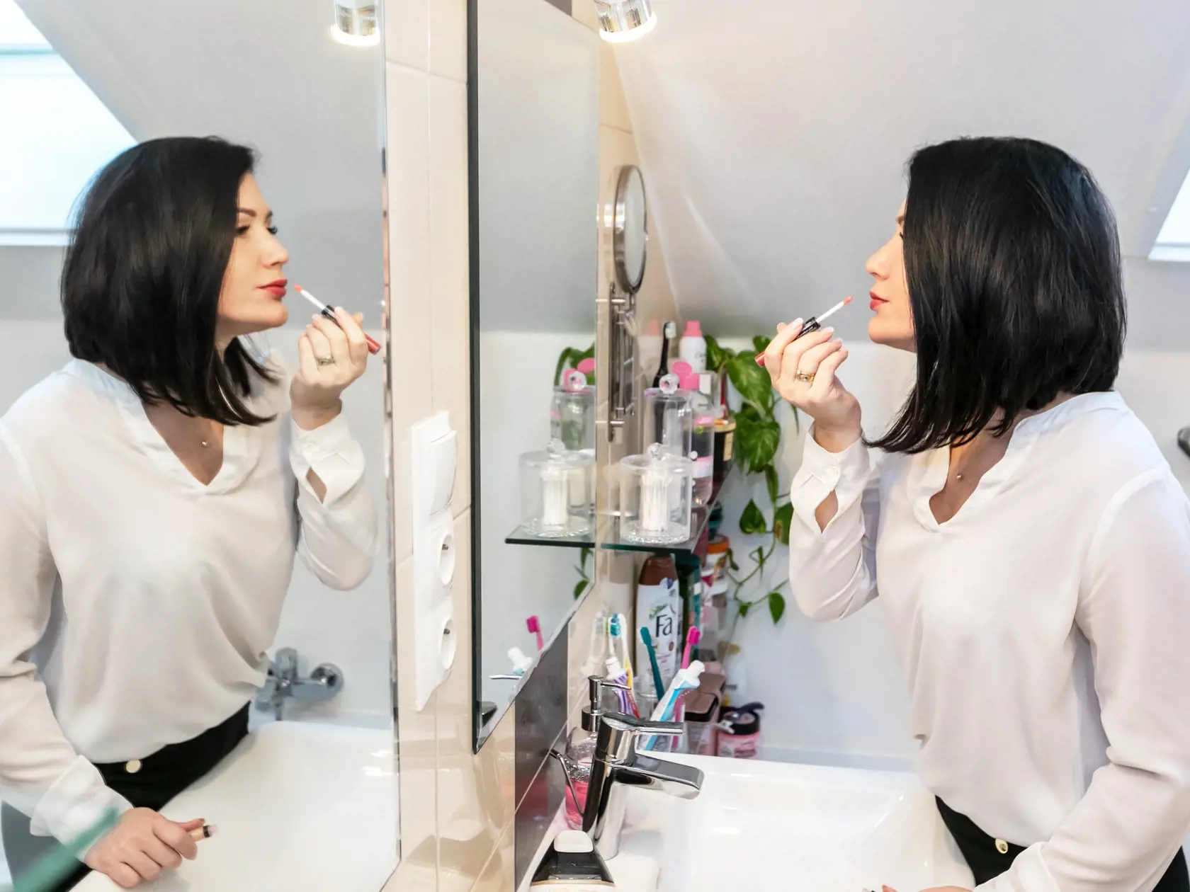Poslankyňa Cigániková z dôvodu nedostatku času stavila na profesionálny permanentný makeup, akým je tetovanie obočia, pier a očných liniek. Mimo toho si dáva robiť aj 3D predĺženie mihalníc, aby vyzerala vždy upravene. Nemusí sa potom obávať, že sa jej zmaže rúž alebo makeup, hovorí.