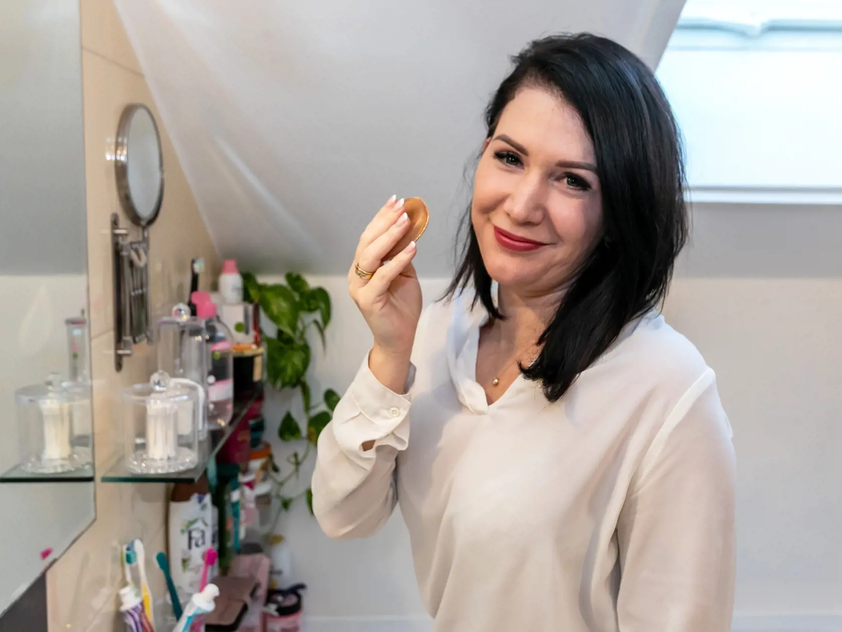 „V parlamente mám deodorant, parfém a kefu na vlasy, a to je všetko. Toto mi stačí aj keď rokujem od rána do noci,“ prezradila Cigániková. „Ja som non-stop ready,“ dodala s vtipom. Zdôraznila, že v tomto smere si vždy zakladala na pohodlí.