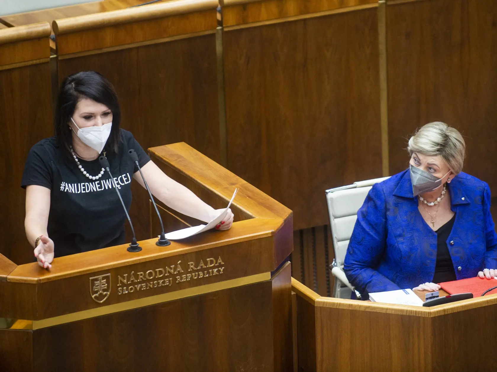 Na snímke zľava poslankyne NR SR Jana Bittó Cigániková (SAS) a Anna Záborská (OĽaNO) počas rokovania 48. schôdze Národnej rady SR 9. novembra 2021 v Bratislave. FOTO TASR - Jakub Kotian