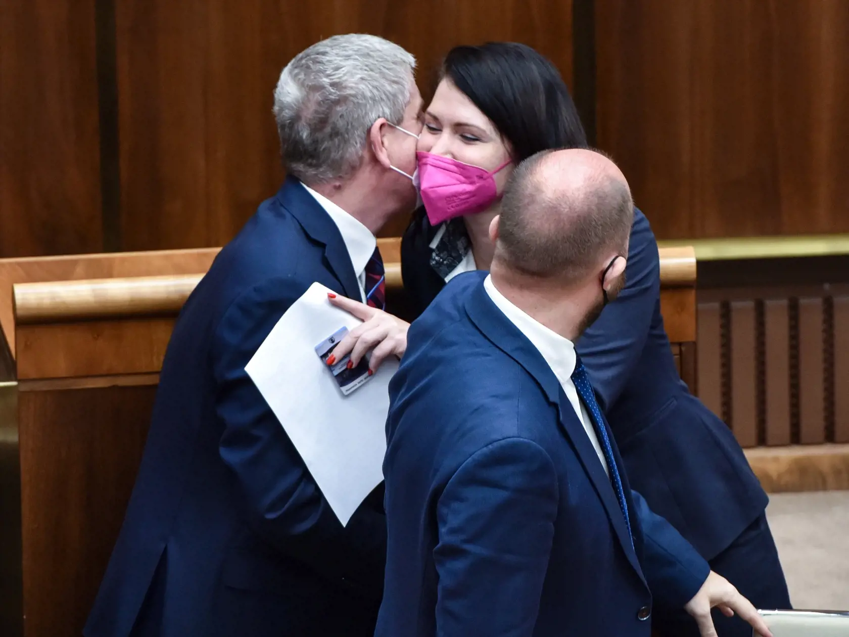 Poslanci Národnej rady (NR) SR v utorok schválili reformu nemocníc. Tie sa tak rozdelia na viacero úrovní. Prvé reálne zmeny v praxi by mali ľudia pocítiť v nemocniciach v roku 2024. V pléne ju podporilo 76 poslancov zo 146 prítomných. Proti bolo 68 poslancov a dvaja sa zdržali. Na snímke v pozadí zľava minister zdravotníctva SR Vladimír Lengvarský (nominant OĽANO) a  poslankyňa NR SR Jana Bittó Cigániková (SaS) reagujú po schválení reformy nemocníc počas 51. schôdze Národnej rady SR 14. decembr