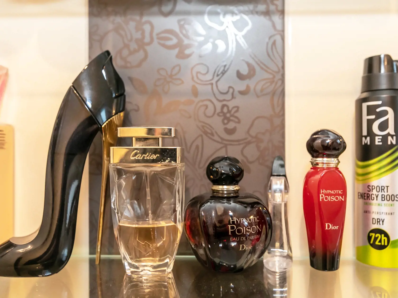 Z parfémov je aktuálne obľúbená vôňa Cigánikovej Good Girl od Carolina Herrera. Najdlhšie používa parfém Hypnotic Poison od Dioru. A jej najnovším objavom je značka Cartier.