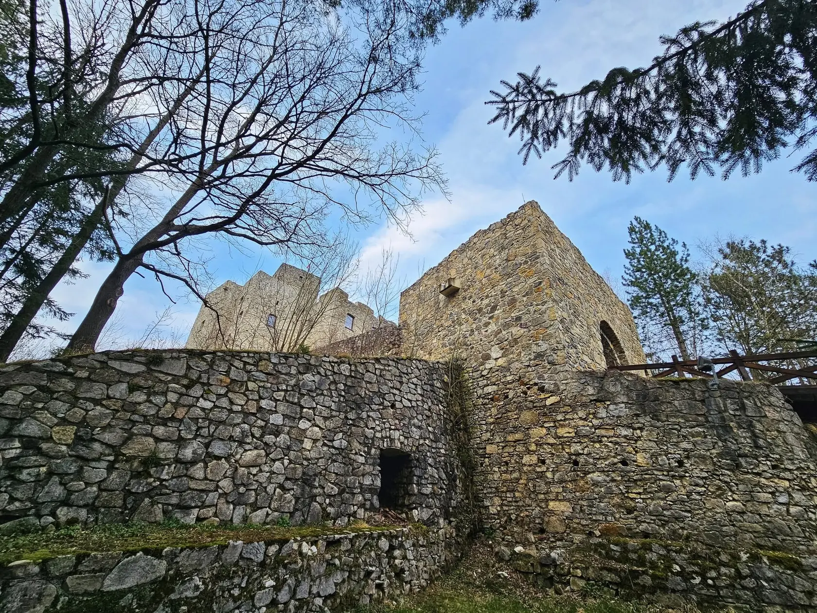 Hrad Strečno mala navštíviť aj herečka Jessica Biel.