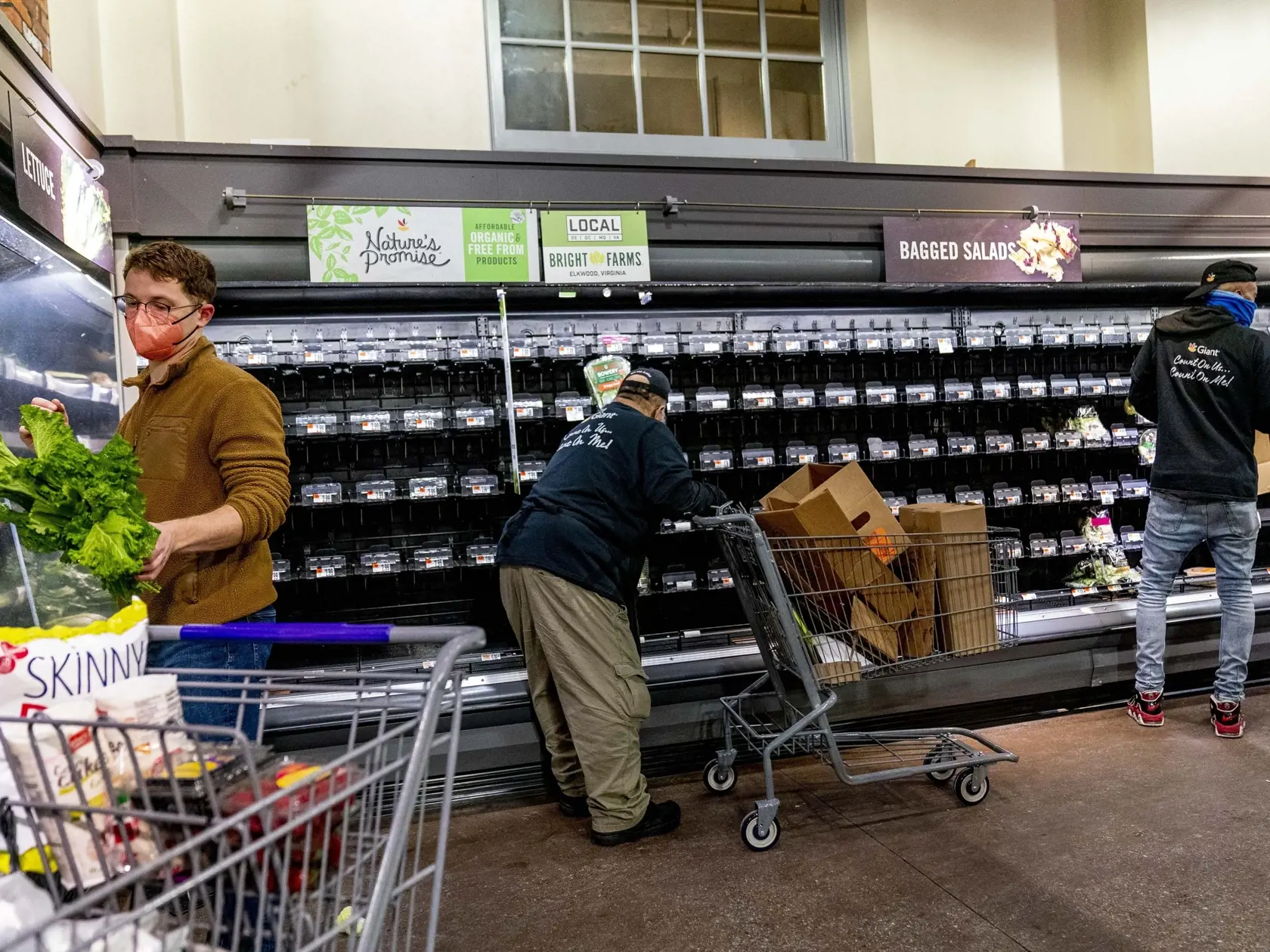 EBE 12 Washington - Nakupujúci prechádzajú okolo prázdnych regálov s potravinami v supermarkete vo Washingtone v utorok 4. januára 2022. FOTO TASR/AP


Shoppers walk past empty shelves of produce at a supermarket in Washington, Tuesday, Jan. 4, 2022. (AP Photo/Andrew Harnik)