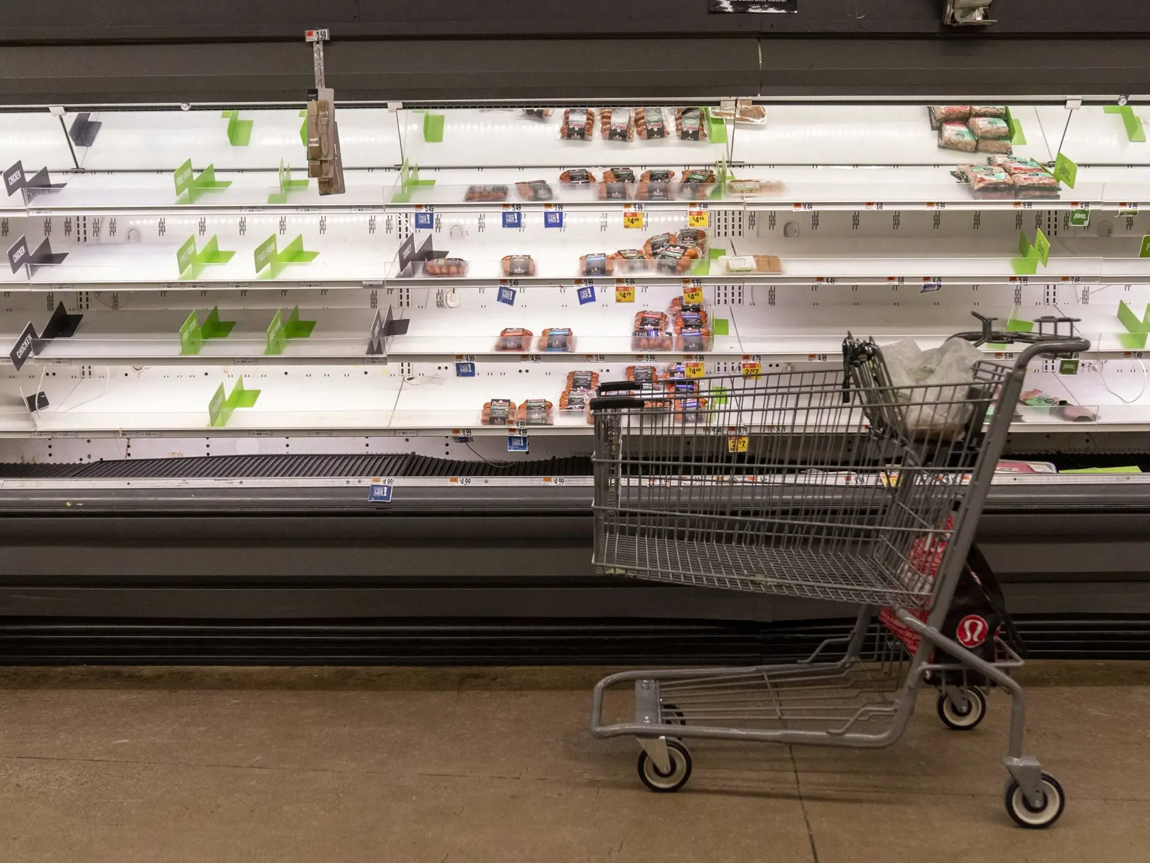 EBE 14 Washington - Opustený nákupný vozík pred poloprázdnym regálom s mäsom v supermarkete vo Washingtone v utorok 4. januára 2022. FOTO TASR/AP


A empty shopping cart sits in front of early empty shelves of meat at a supermarket in Washington, Tuesday, Jan. 4, 2022. (AP Photo/Andrew Harnik)