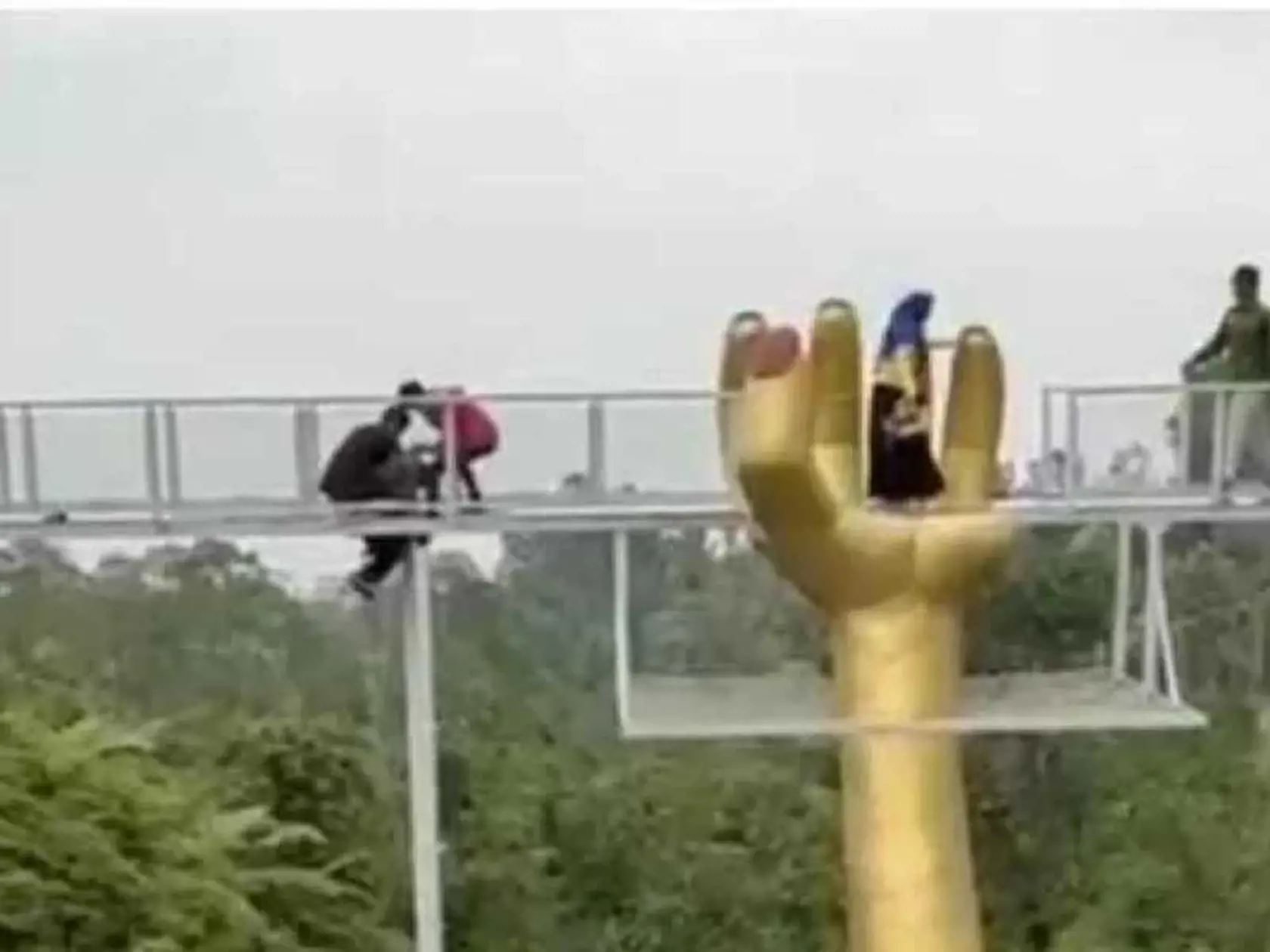 Ďalším dvom sa podarilo udržať sa na ráme mosta, pri čom na videu je vidieť, ako im okoloidúci pomáhajú z mosta. Polícia momentálne vyšetruje tento incident.