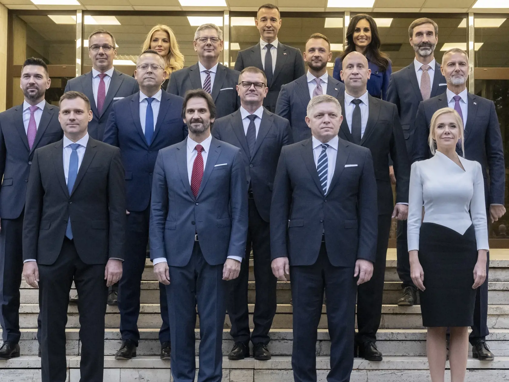Na snímke horný rad zľava minister práce, sociálnych vecí a rodiny SR Erik Tomáš (Hlas-SD), ministerka kultúry SR Martina Šimkovičová (nominantka SNS), minister spravodlivosti SR Boris Susko (Smer-SD), minister školstva, vedy, výskumu a športu SR Tomáš Drucker (Hlas-SD), minister vnútra SR Matúš Šutaj Eštok (Hlas-SD), ministerka zdravotníctva SR Zuzana Dolinková (Hlas-SD), minister zahraničných vecí a európskych záležitostí SR Juraj Blanár (Smer-SD).

Stredný rad zľava minister pôdohospodárstva 