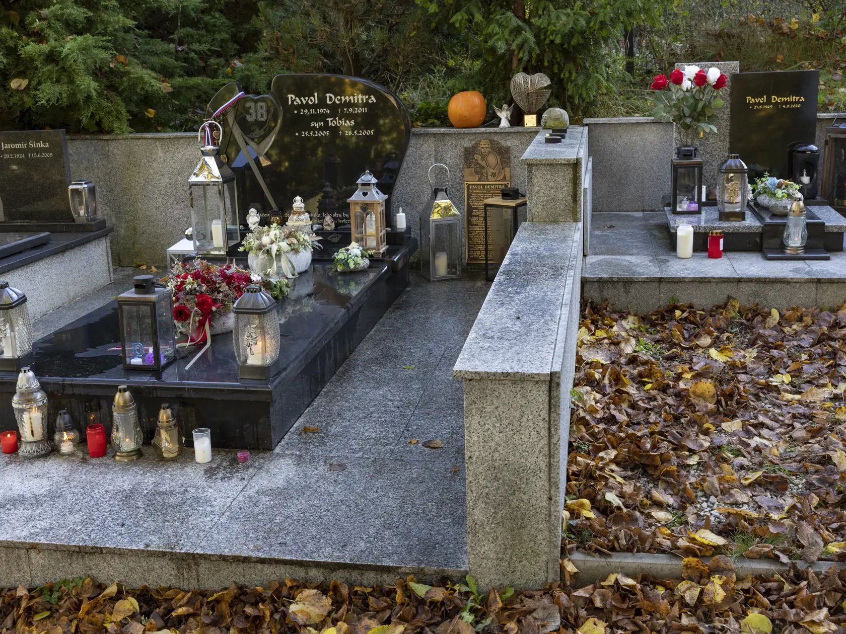 Na snímke vľavo je hrob hokejistu Pavla Demitru a jeho syna Tobiasa. Vpravo je hrob hokejistovo otca Pavla Demitru