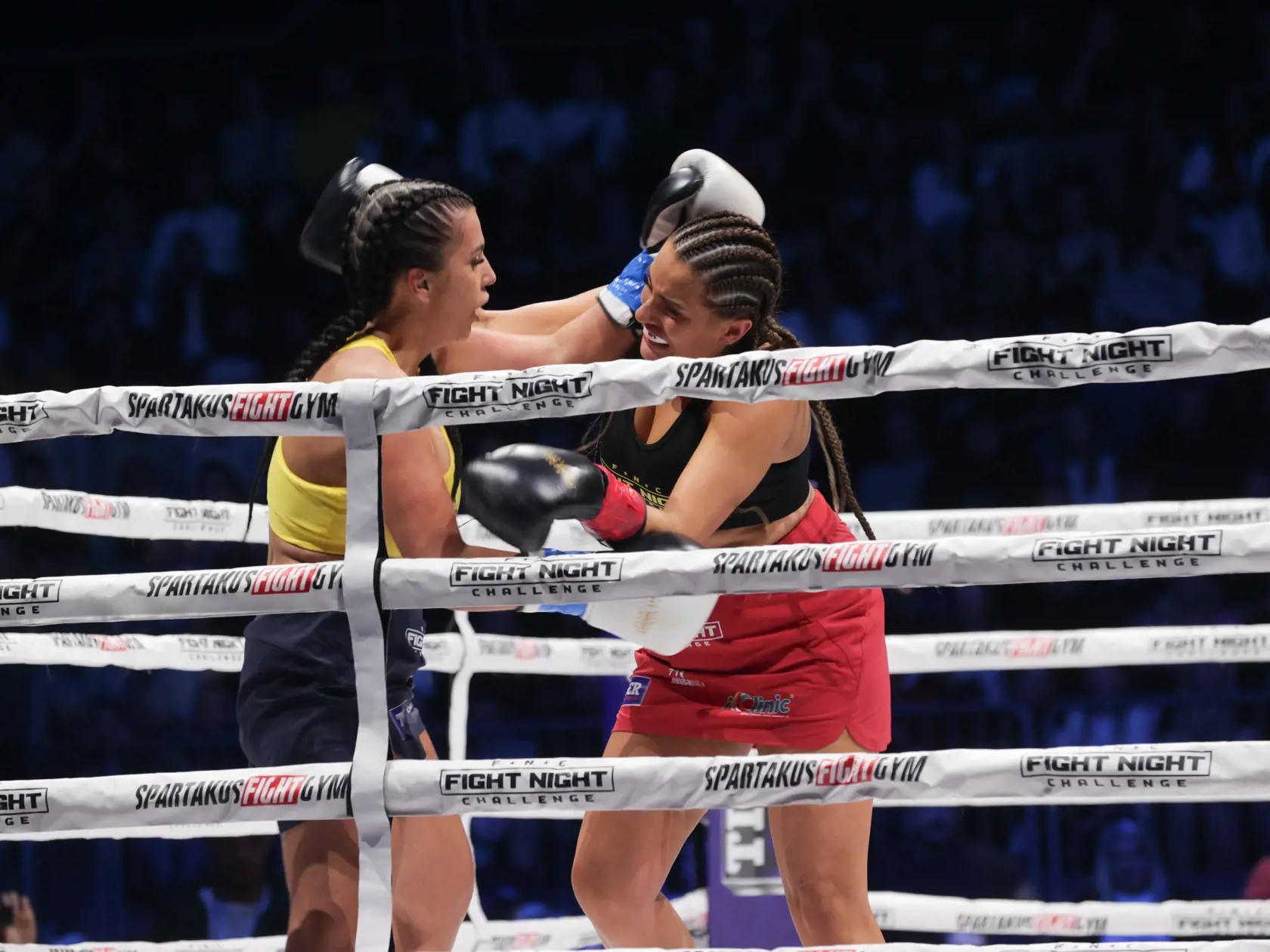Lenka Tejbusová sa v ringu Fight Night Challenge pobila s ,,Kollárovou" Pimpinočkou. Pimpa vyhrala.