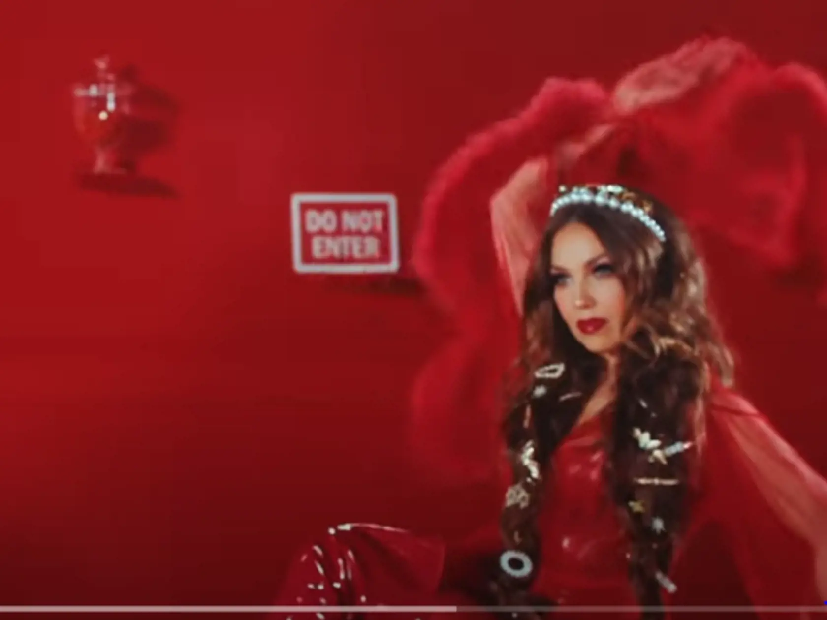 Slávna Roslalinda sa v novom videoklipe premenila na poriadne sexi dračicu. V červenom latexe sme krehkú krásku takmer nespoznali.