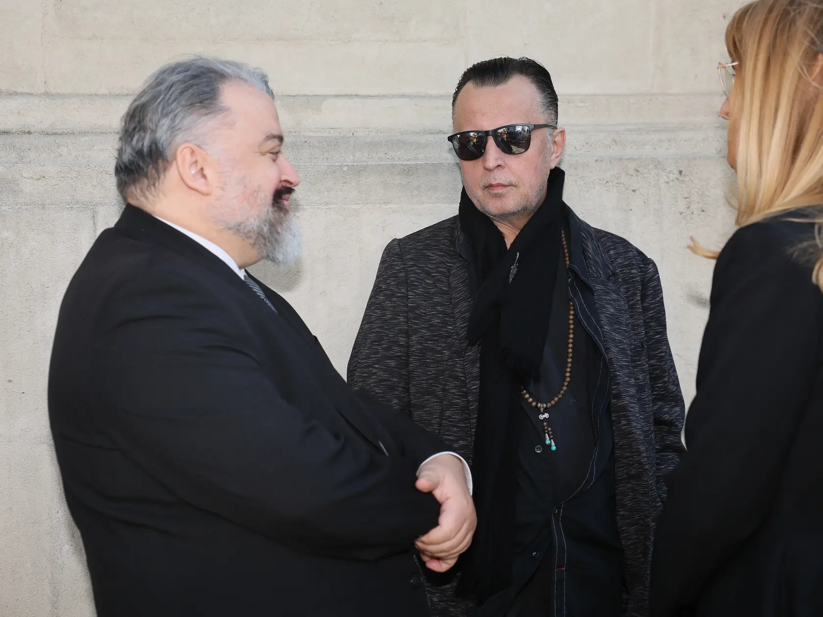 Posledná rozlúčka s hercom Štefanom Kvietikom († 90) v Dóme sv. Martina v Bratislave. Eduard Chmelár a Robo Grigorov. 