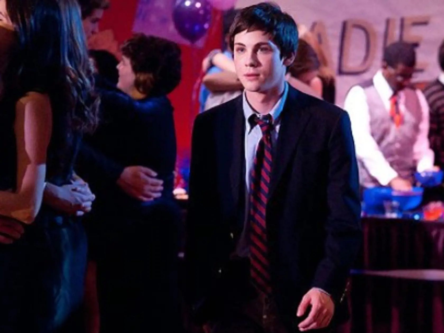 Logan Lerman vo filme Ten, kto stojí v kúte hral po boku Emmy Watson.