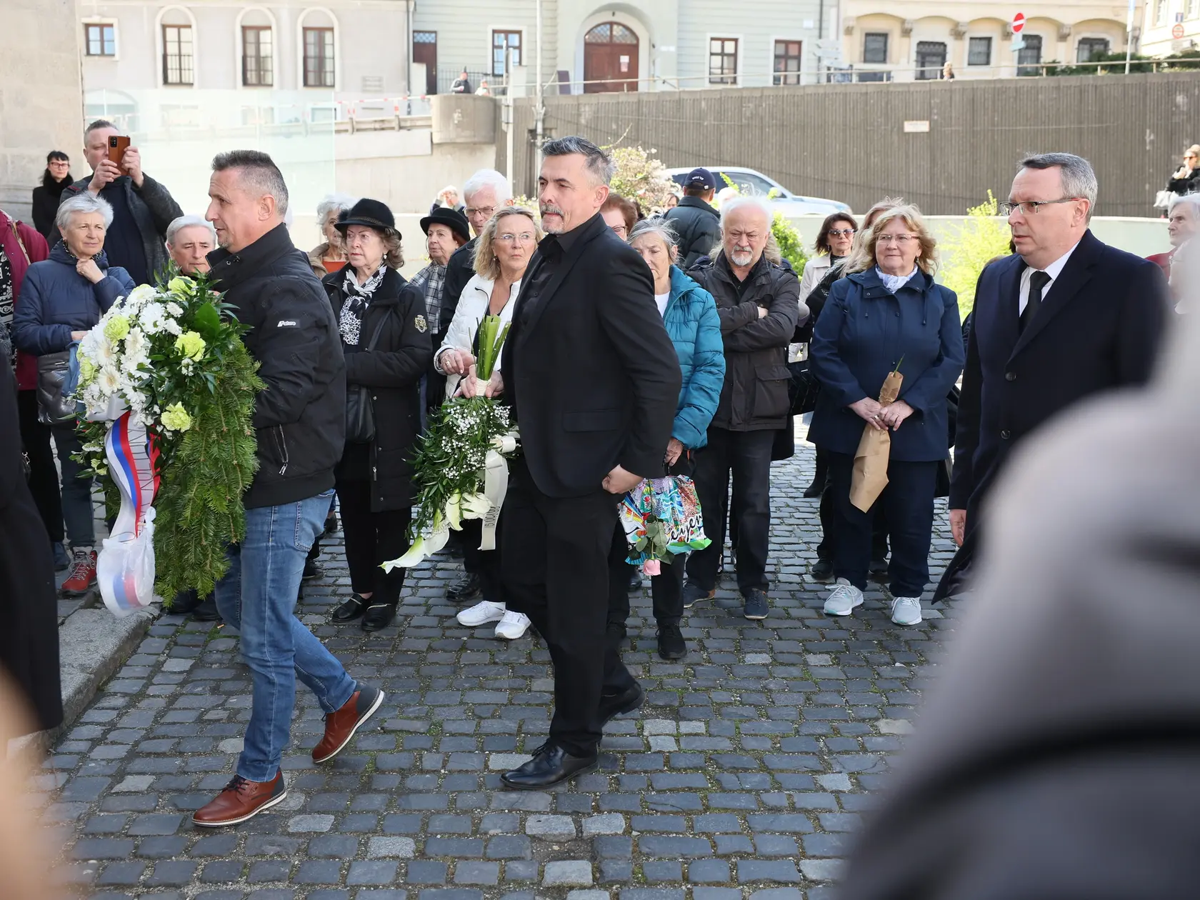 Posledná rozlúčka s hercom Štefanom Kvietikom († 90). Lukáš Machala