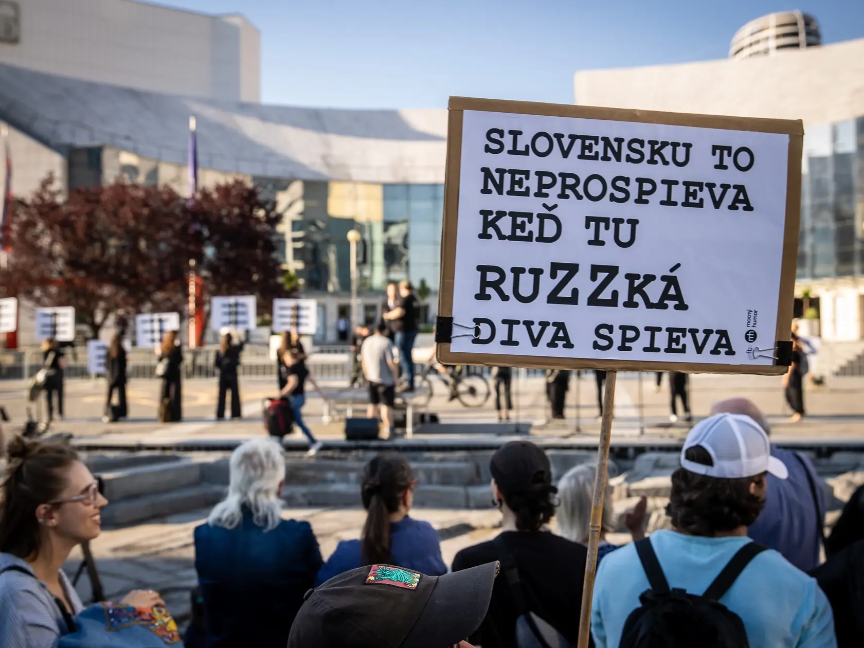 Na snímke protest pred novou budovou Slovenského národného divadla, počas vystúpenia ruskej opernej speváčky Anny Netrebko.
