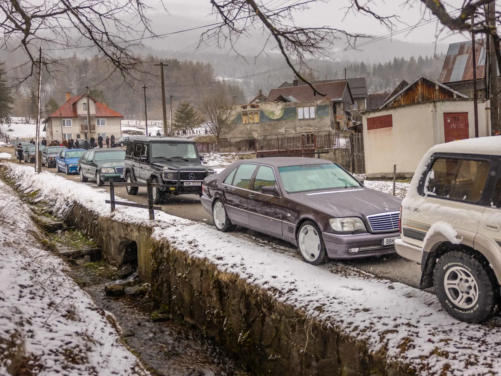 Pri nakrúcaní použili filmári mercedes, ktorý v minulosti skutočne patril M. Černákovi.
