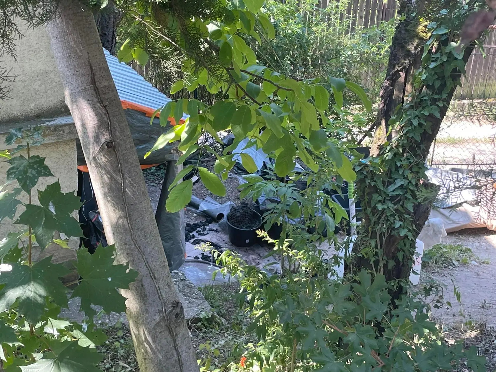 Takto vyzeralo miesto činu tri dni po incidente.