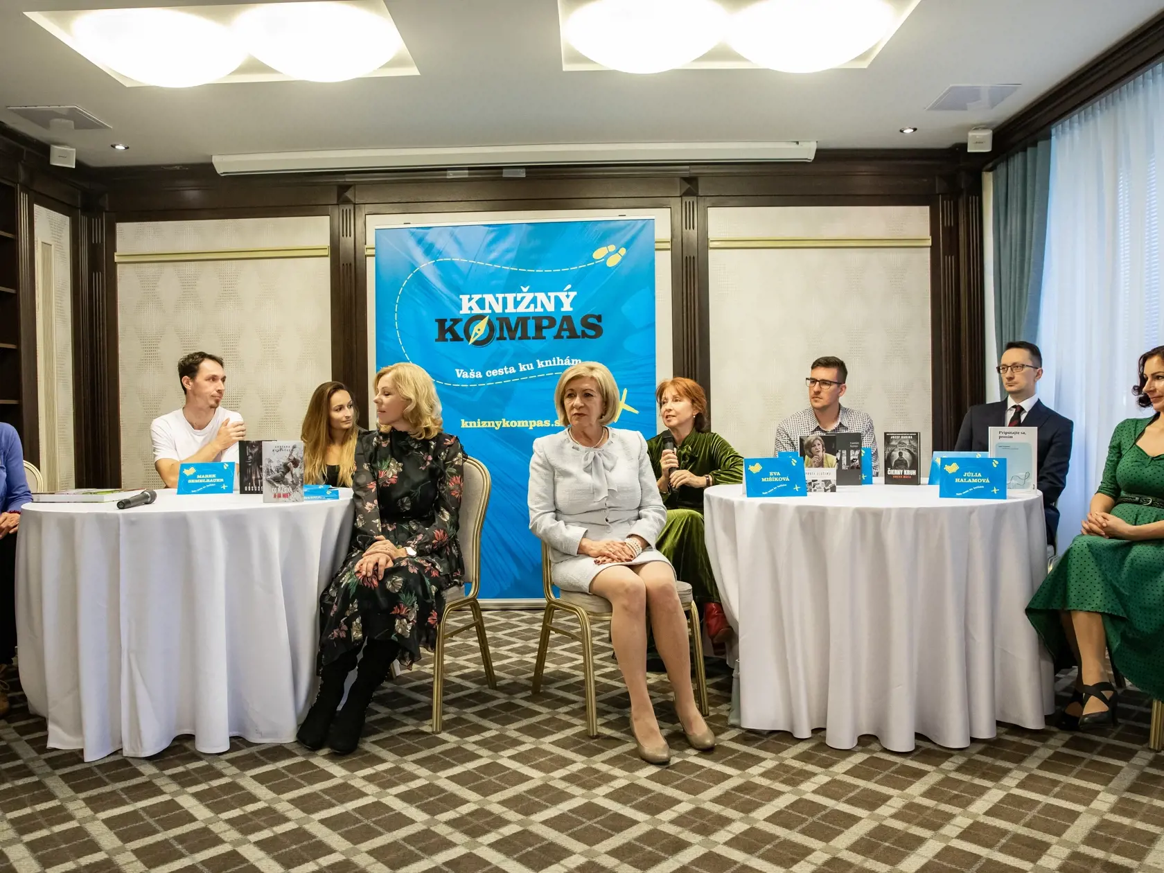 Tlačová konferencia knižného vydavateľstva Ikar. Na fotke: Ľudmila Lacková a Eva Mišíková, Jozef Karika