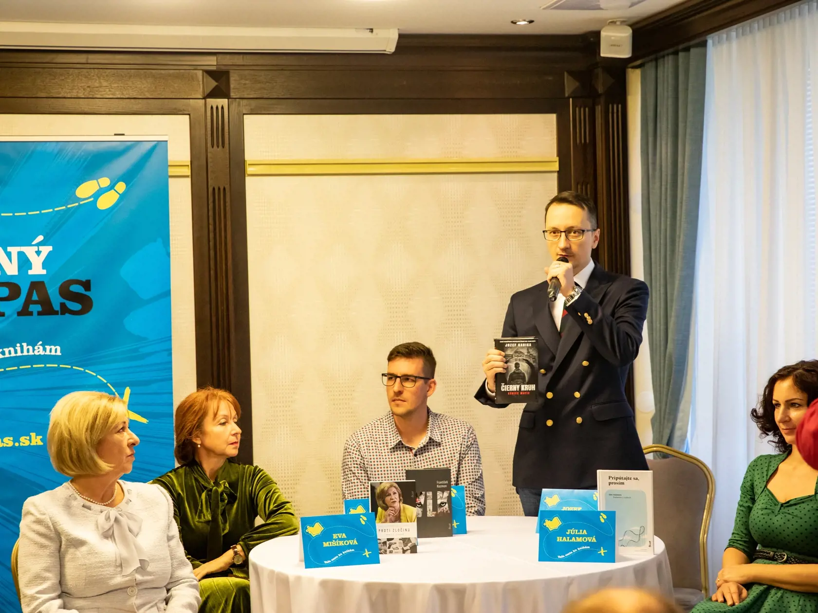 Tlačová konferencia knižného vydavateľstva Ikar. Na fotke: Ľudmila Lacková a Eva Mišíková, Jozef Karika